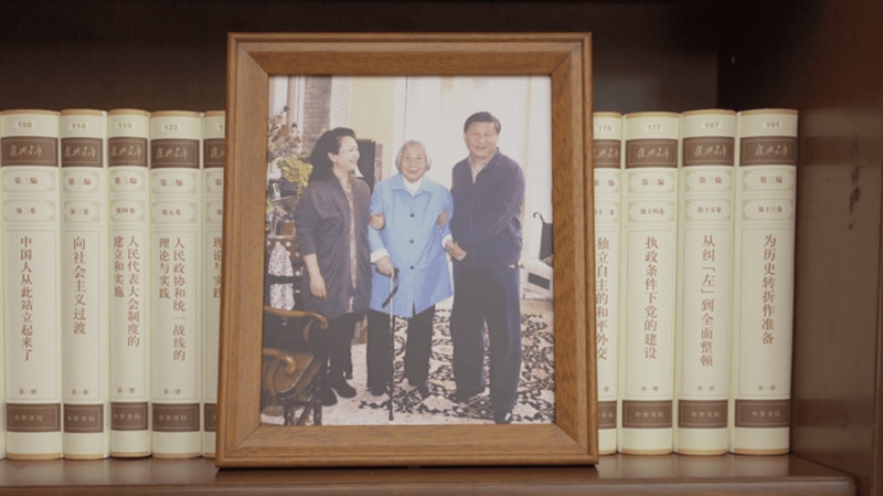 習近平的辦公室裡放著他和家人的合照。（圖 / 人民日報）