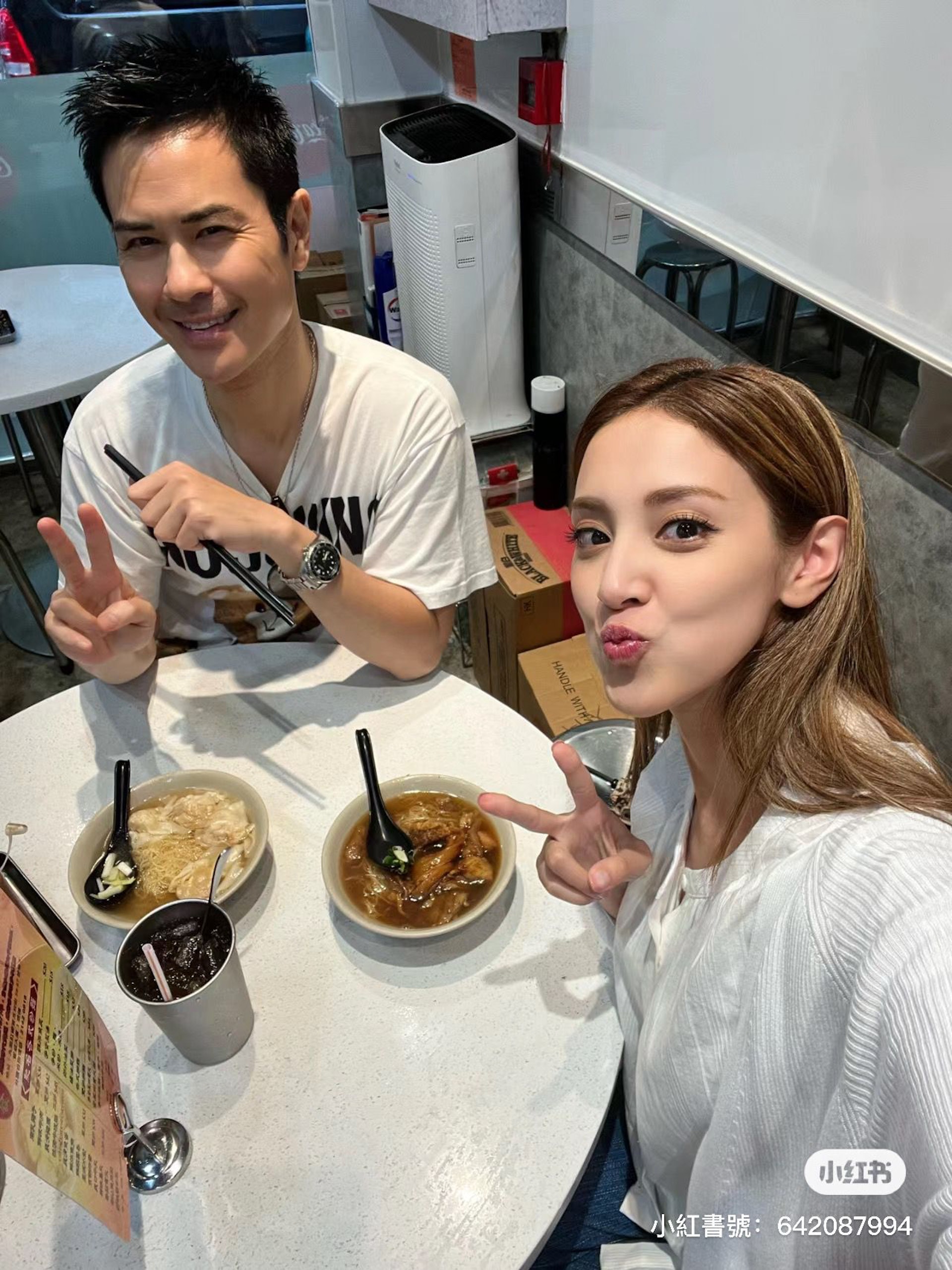 嘉穎撇低三個仔仔同老婆撐枱腳兼打卡。(鄭嘉穎小紅書)