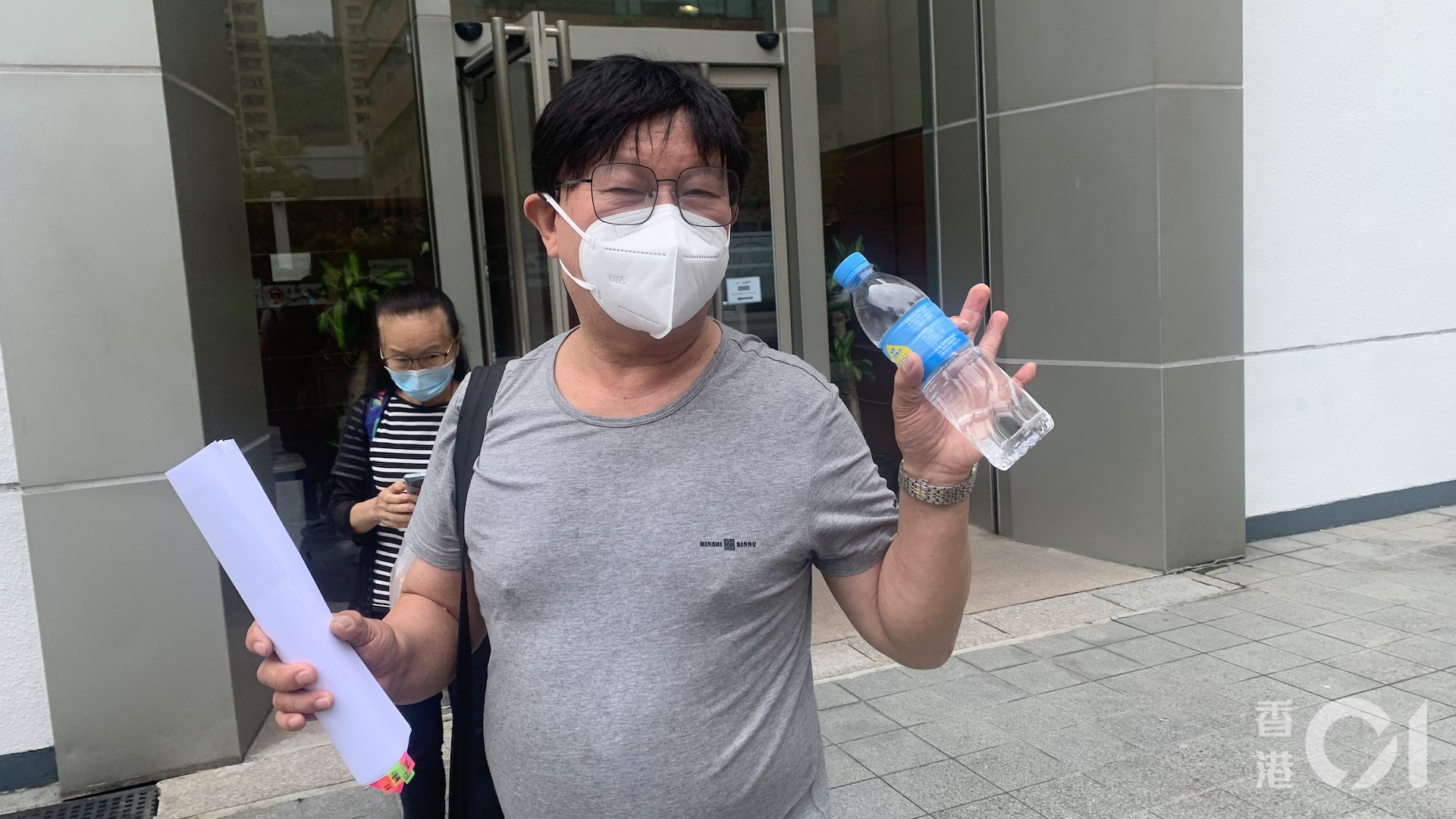 二胡伯伯涉街頭拉榮光歌 被控沒許可證奏玩樂器 主控確診案押後 二胡伯伯涉街頭拉榮光歌 被控沒許可證奏玩樂器 主控確診案押後