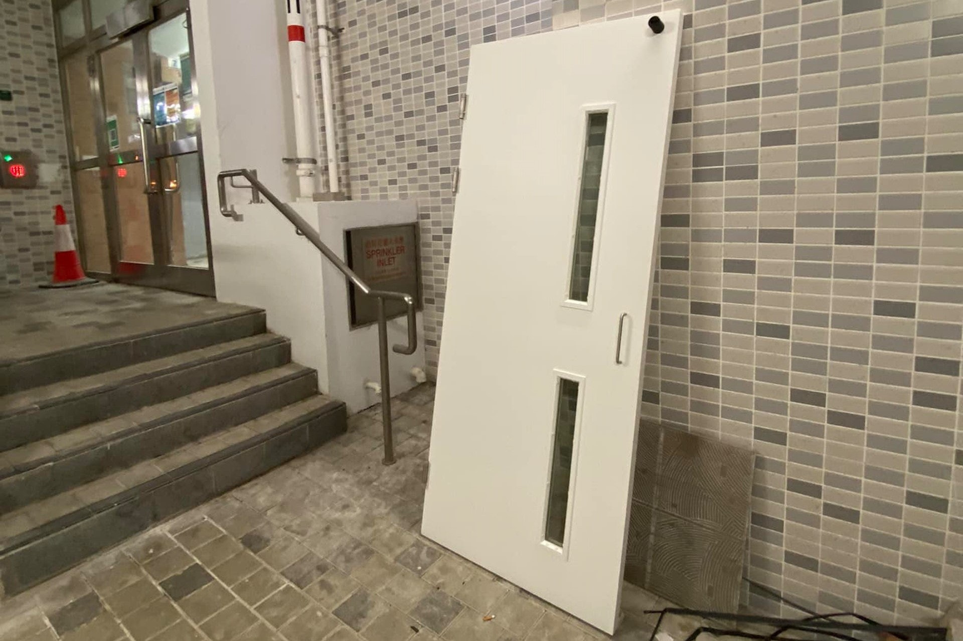 曾有皇后山邨居民棄置廚房防火門,保安指只要用儀器掃一掃晶片就知道是哪個單位棄置。(資料圖片) 曾有皇后山邨居民棄置廚房防火門,保安指只要用儀器掃一掃晶片就知道是哪個單位棄置。(資料圖片)