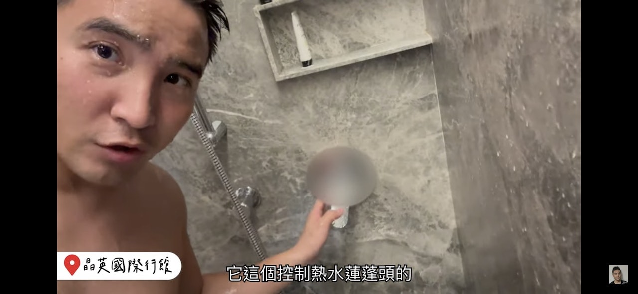 谷阿莫一絲不掛實測浴室設備,卻意外「露鳥」!(YouTube:谷阿莫Life) 谷阿莫一絲不掛實測浴室設備,卻意外「露鳥」!(YouTube:谷阿莫Life)