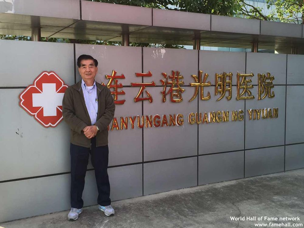 梁成运曾前往江苏连云港的眼科医院考察，并捐助过多名白内障儿童的手术费用，获委任成为医院的名誉院长。 （《世界名人网》）