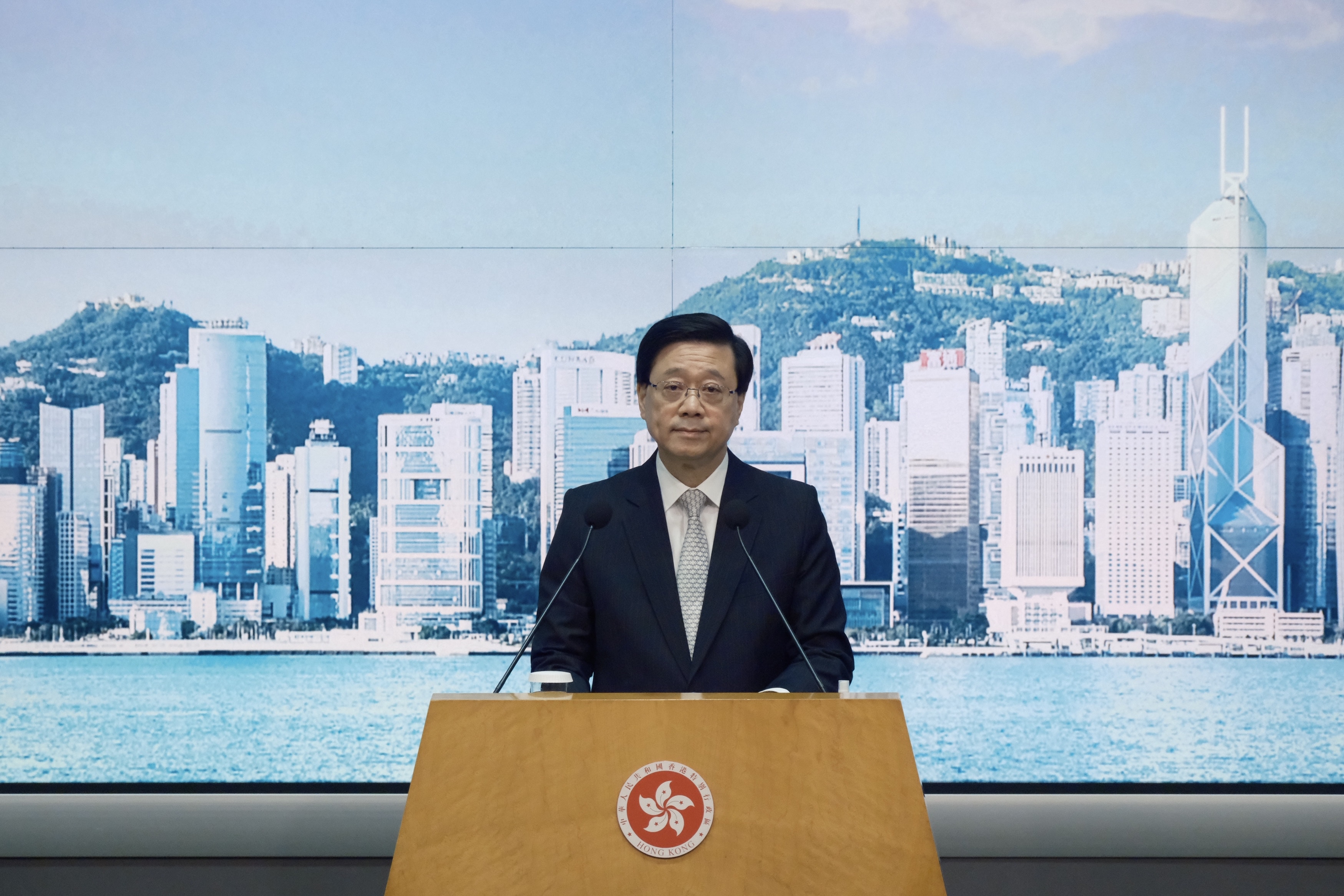 5月16日李家超行政會議前見記者。（盧翊銘攝）