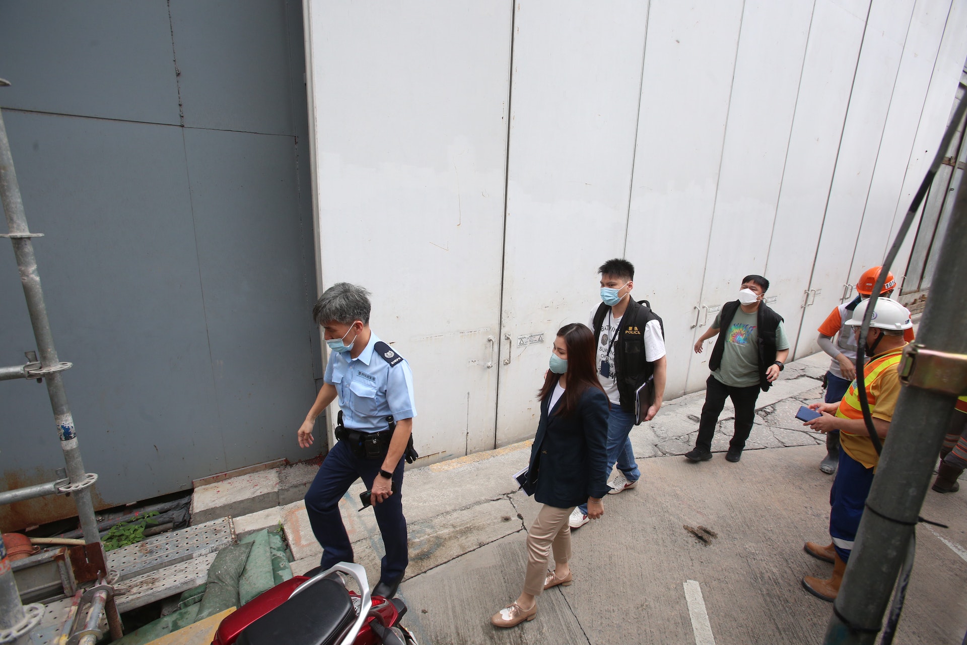 多名警員到地盤現場調查(翁鈺輝攝) 多名警員到地盤現場調查(翁鈺輝攝)