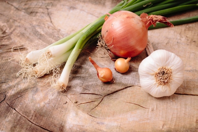 蔥蒜類氣味濃烈,有傳言指多吃能防蚊,是否有效呢?(photo-ac) 蔥蒜類氣味濃烈,有傳言指多吃能防蚊,是否有效呢?(photo-ac)