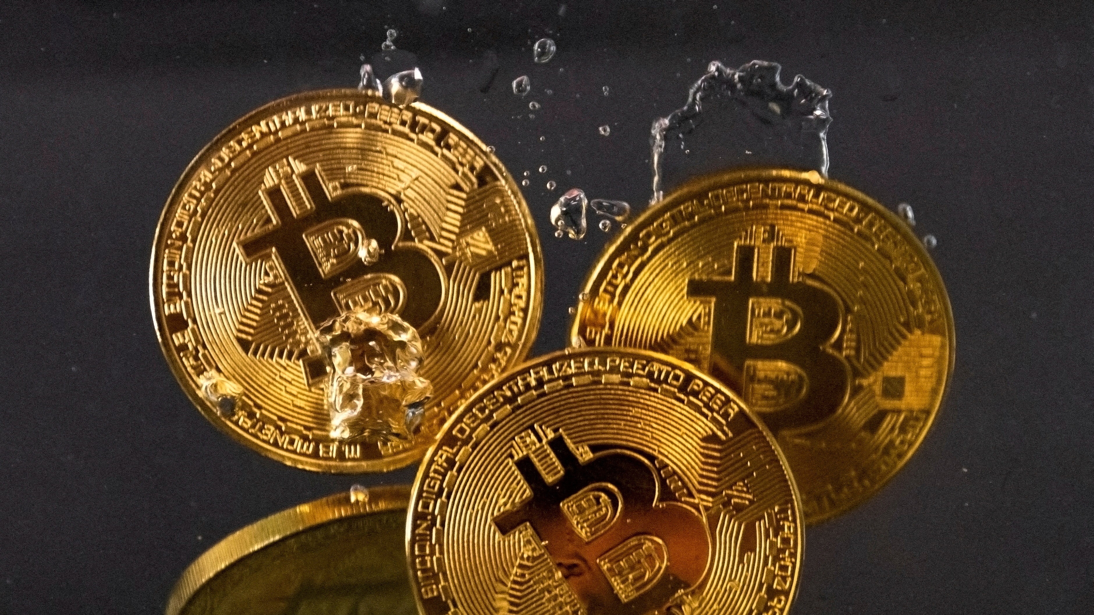 美元指數下跌紐約期油跌1.99% Bitcoin再次瀉至8.5萬美元