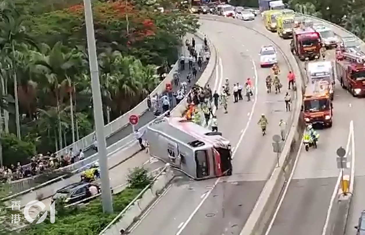 荃灣德士古道發生旅遊巴翻側意外。(讀者提供) 荃灣德士古道發生旅遊巴翻側意外。(讀者提供)