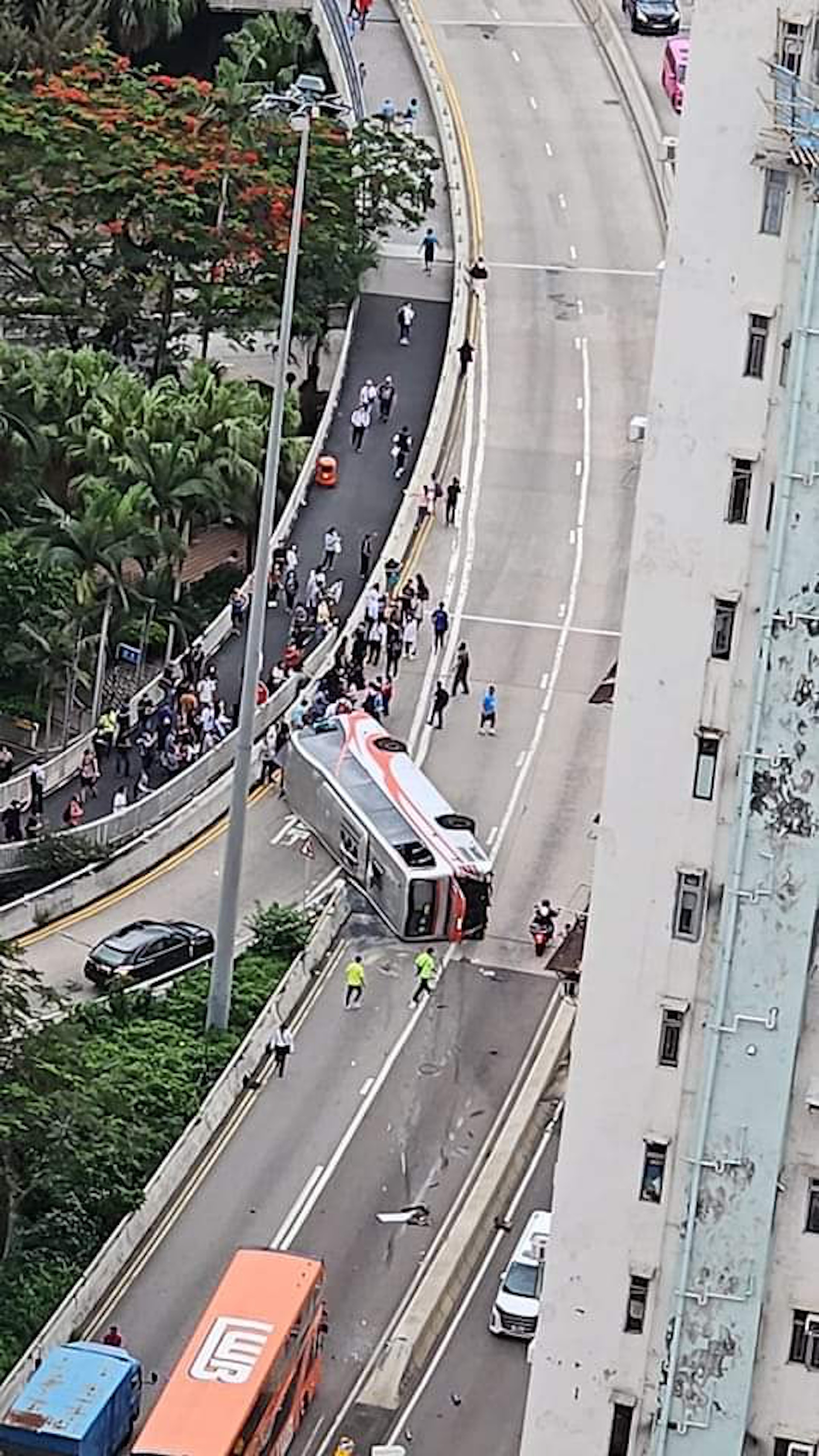 荃灣德士古道發生旅遊巴翻側意外。(網上圖片) 荃灣德士古道發生旅遊巴翻側意外。(網上圖片)