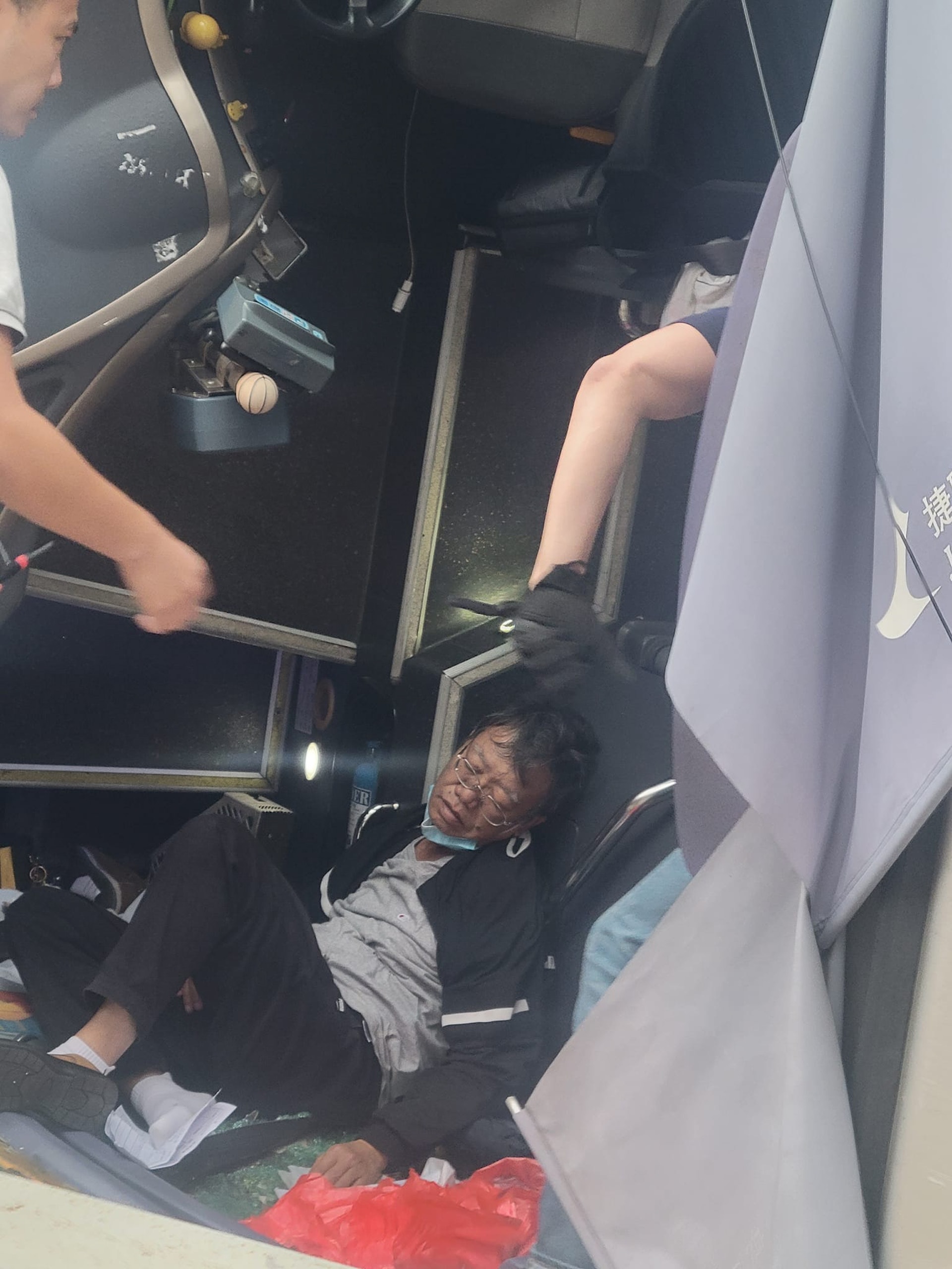 荃灣德士古道發生旅遊巴翻側意外。(網上圖片) 荃灣德士古道發生旅遊巴翻側意外。(網上圖片)