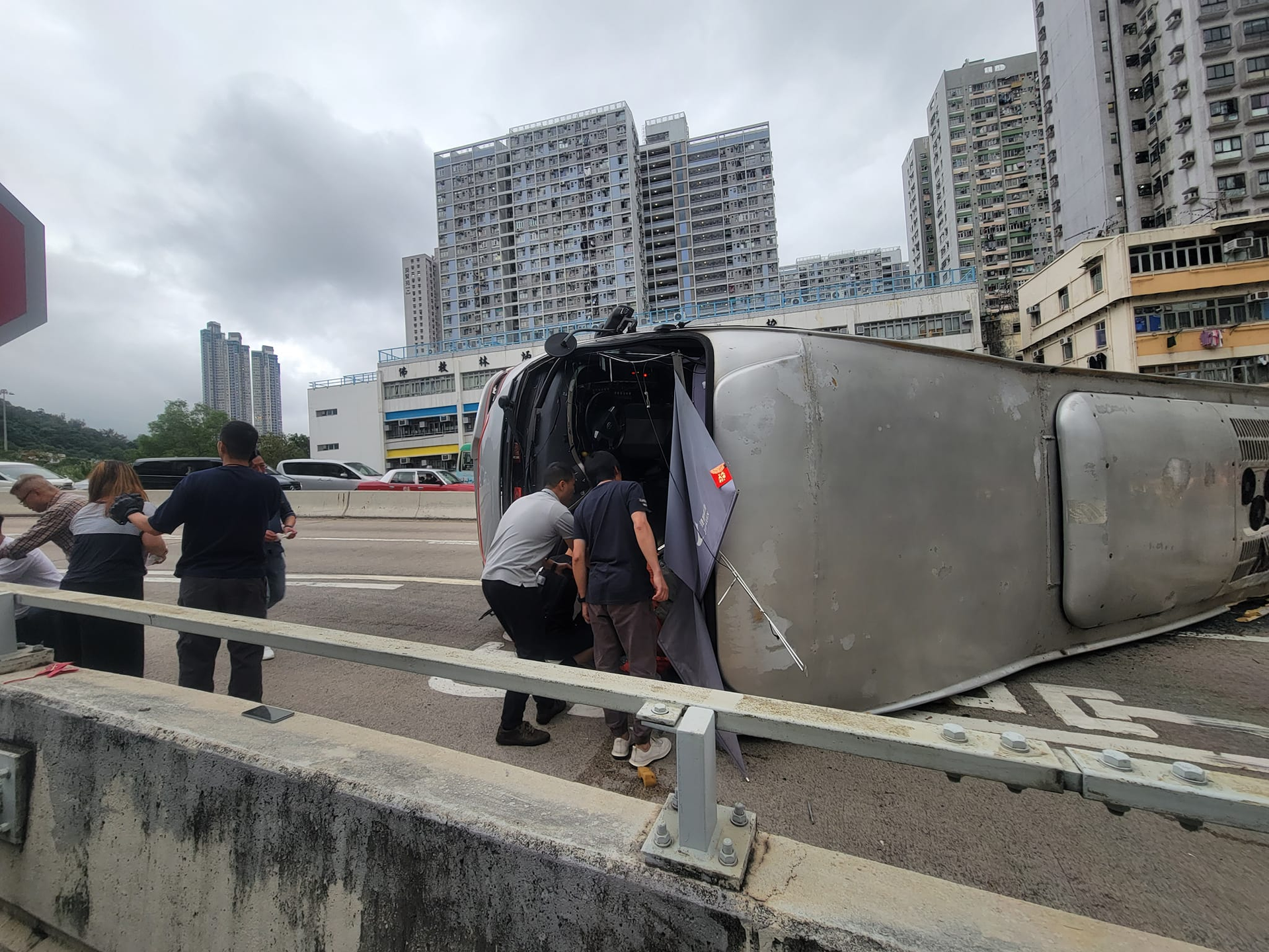 荃灣德士古道發生旅遊巴翻側意外。（網上圖片）