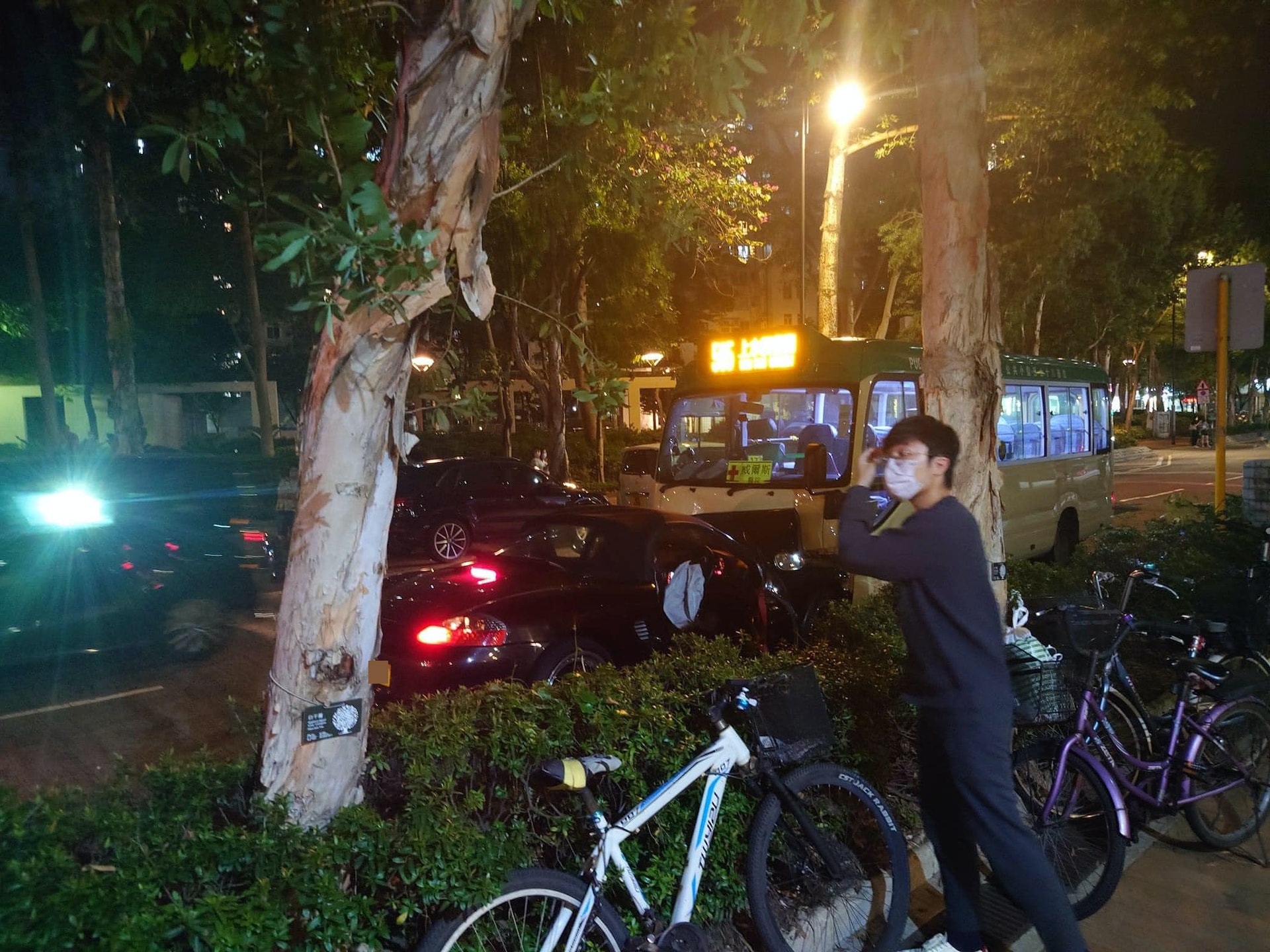 涉事私家車與小巴迎頭互撼,私家車車頭遭壓扁,安全氣袋彈出。(馬路的事 (即時交通資訊台)facebook/網民Bosco Chu圖片) 涉事私家車與小巴迎頭互撼,私家車車頭遭壓扁,安全氣袋彈出。(馬路的事 (即時交通資訊台)facebook/網民Bosco Chu圖片)