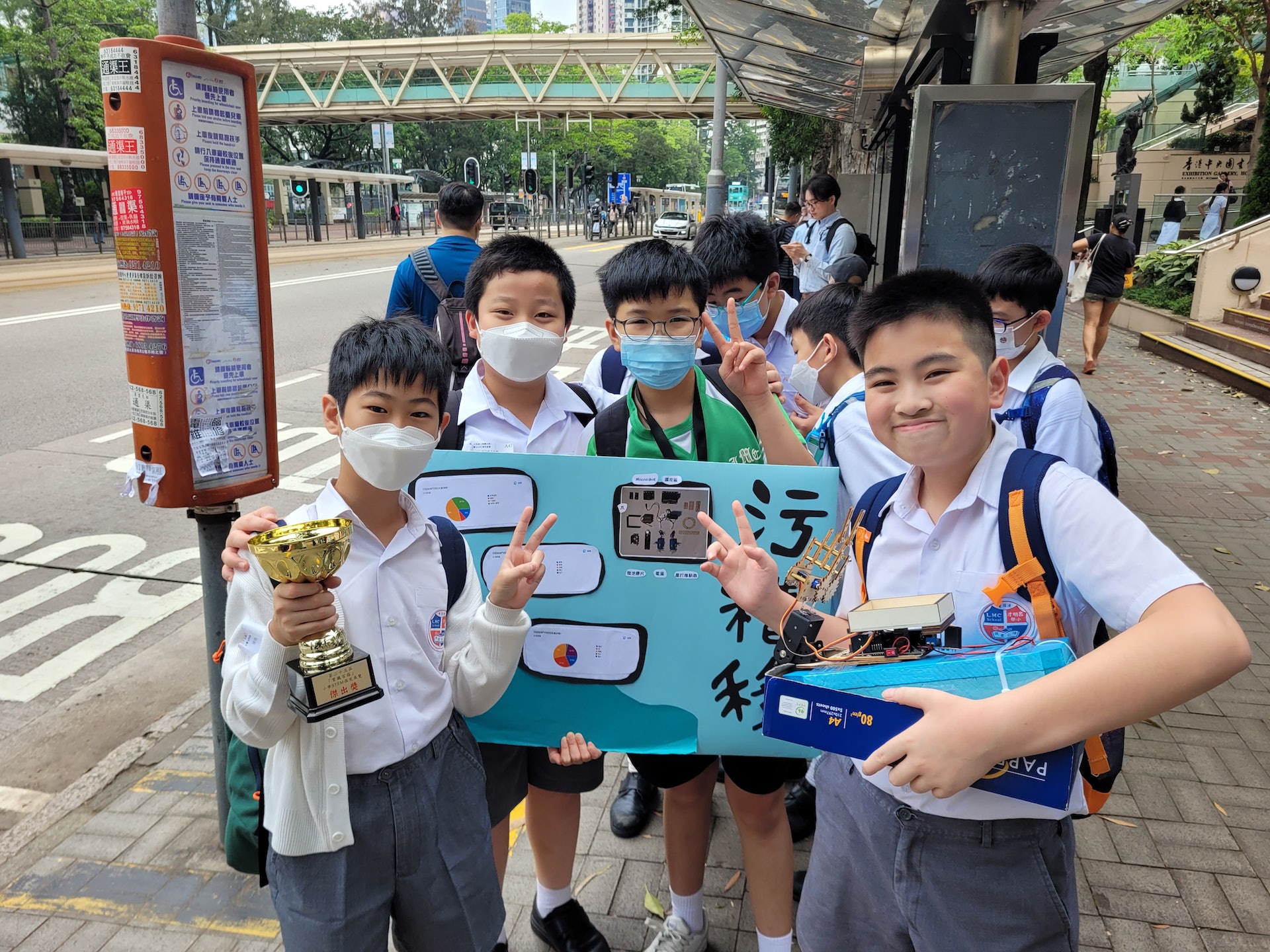 浸信會呂明才小學的4名學生 鄭旨焯(左一)、徐希霖(左二)、吳恩霖(右一)、徐日嵐(右二)憑清理河道固體廢物的「污糟移」小船,贏得第二十五屆「常識百搭」探究展覽「傑出獎」。(浸信會呂明才小學提供) 浸信會呂明才小學的4名學生 鄭旨焯(左一)、徐希霖(左二)、吳恩霖(右一)、徐日嵐(右二)憑清理河道固體廢物的「污糟移」小船,贏得第二十五屆「常識百搭」探究展覽「傑出獎」。(浸信會呂明才小學提供)