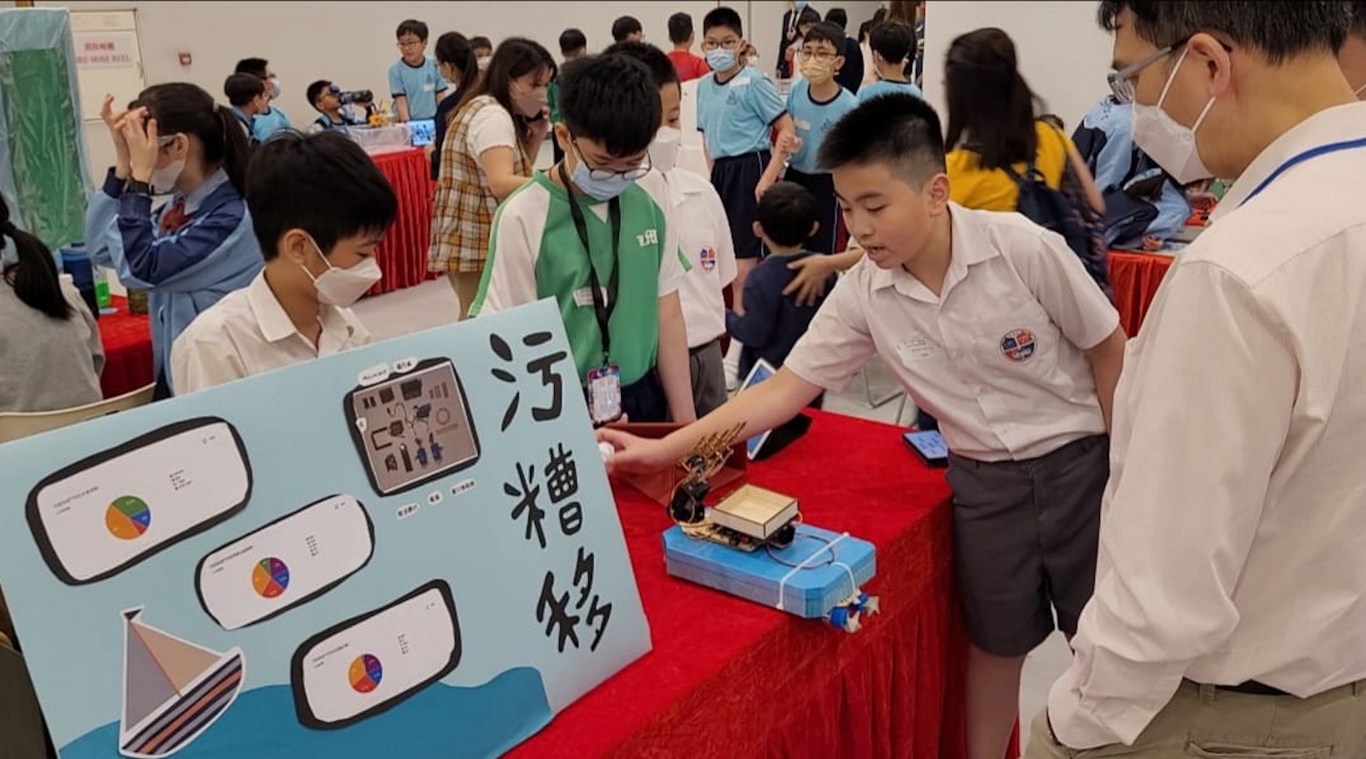 「污糟移」隊員吳恩霖同學向評判展示小船的運作原理。(浸信會呂明才小學提供) 「污糟移」隊員吳恩霖同學向評判展示小船的運作原理。(浸信會呂明才小學提供)