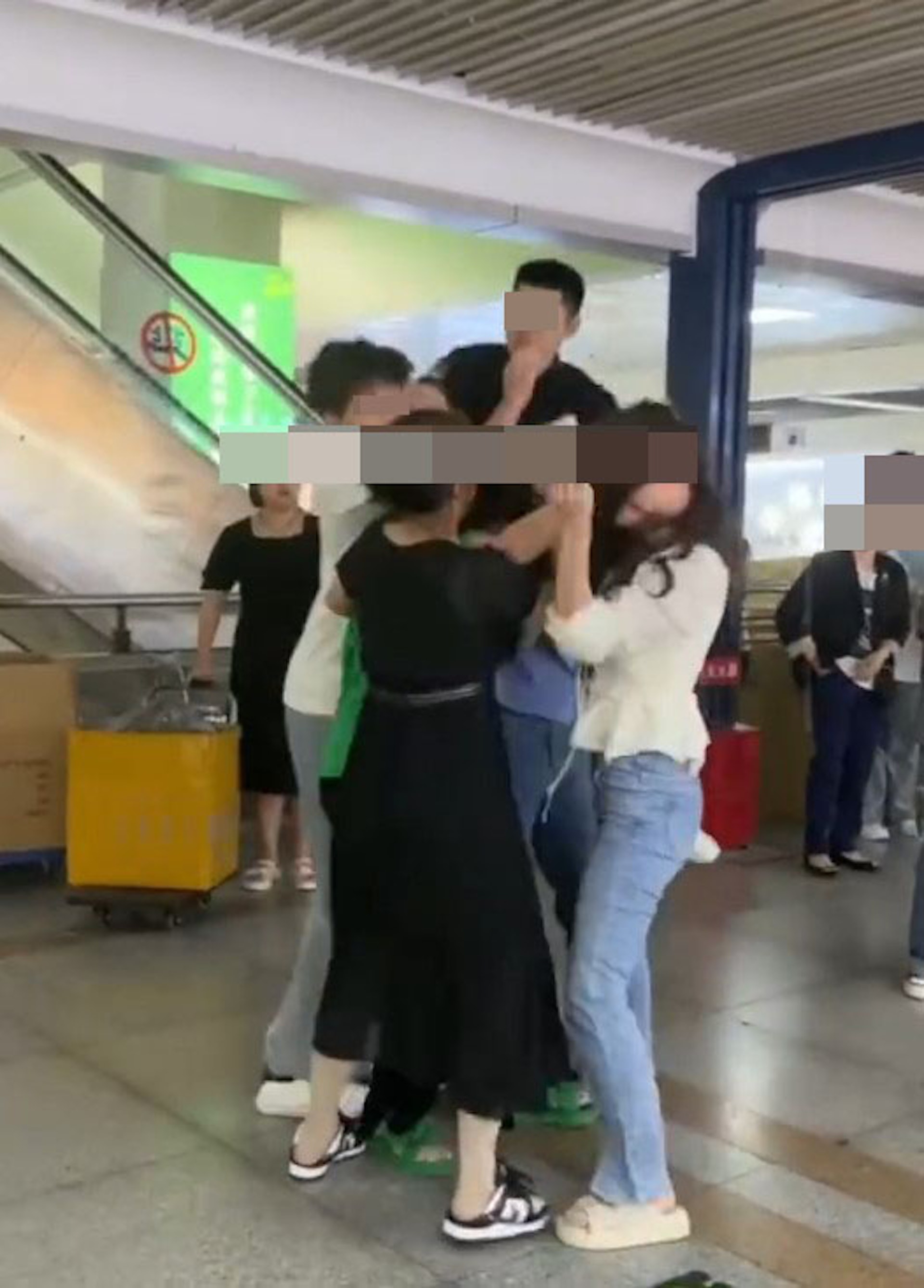 浙江義烏市商貿城日前發生4男女互毆事件,影片在網上瘋傳(影片截圖) 浙江義烏市商貿城日前發生4男女互毆事件,影片在網上瘋傳(影片截圖)
