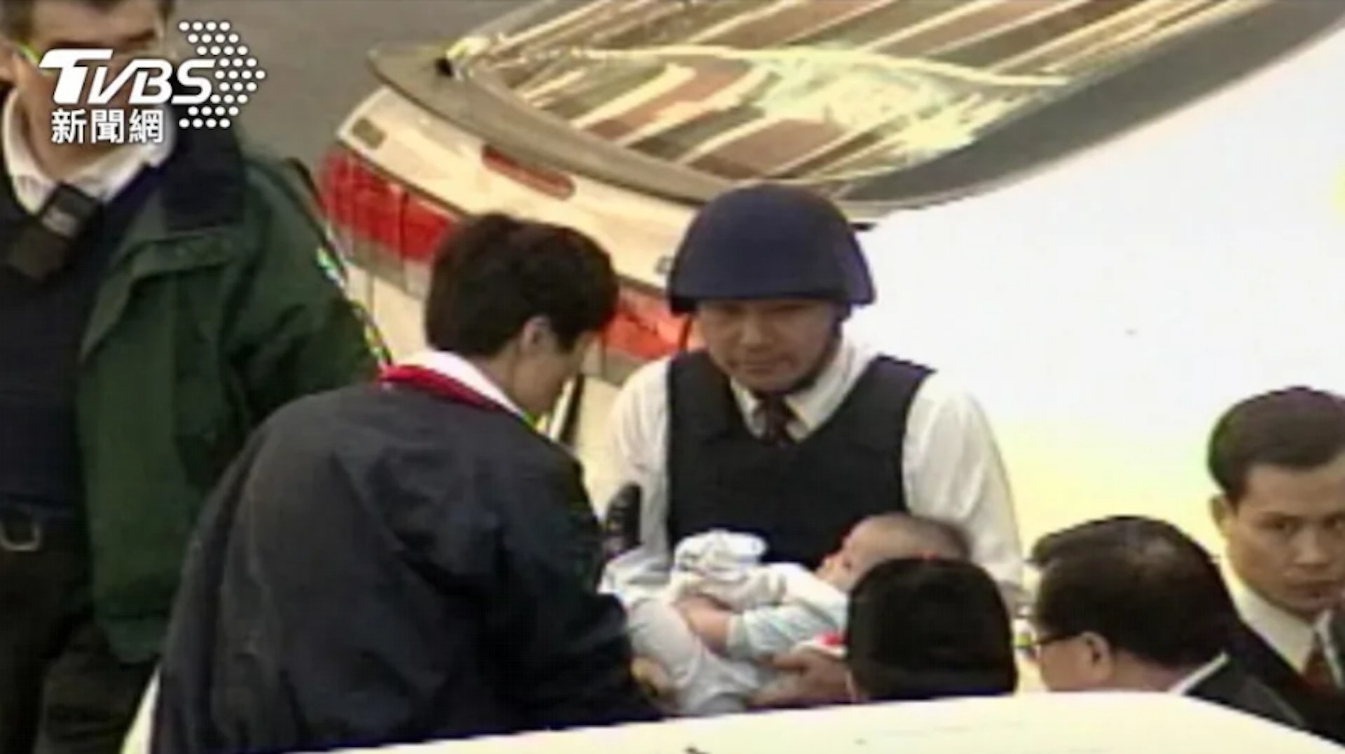 侯友宜1997年抱著男嬰步出南非武官官邸的經典畫面。(TVBS新聞網) 侯友宜1997年抱著男嬰步出南非武官官邸的經典畫面。(TVBS新聞網)