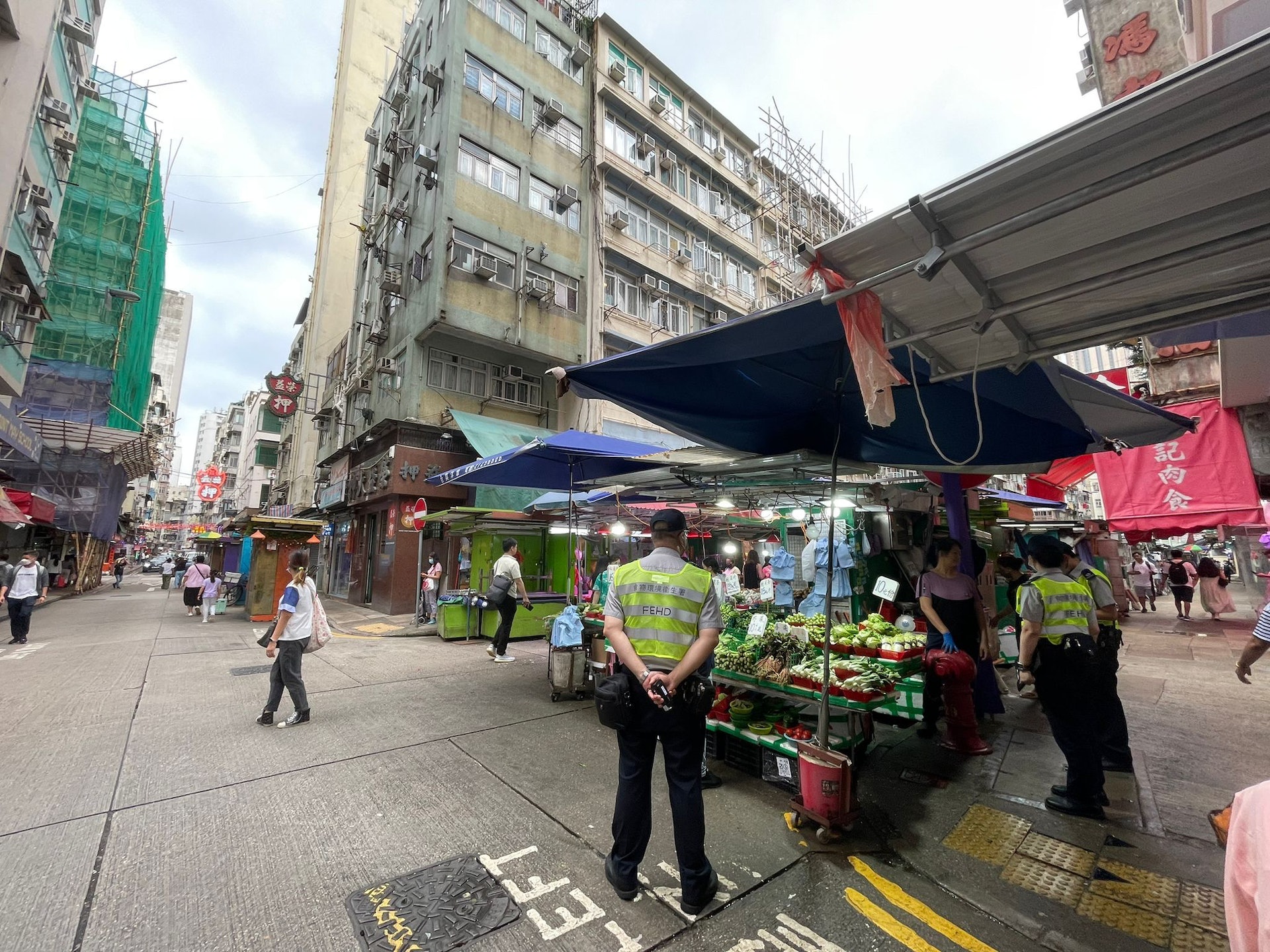 警偕食環署油尖旺打撃違例泊車,共發26張「牛肉乾」。(警方提供圖片) 警偕食環署油尖旺打撃違例泊車,共發26張「牛肉乾」。(警方提供圖片)