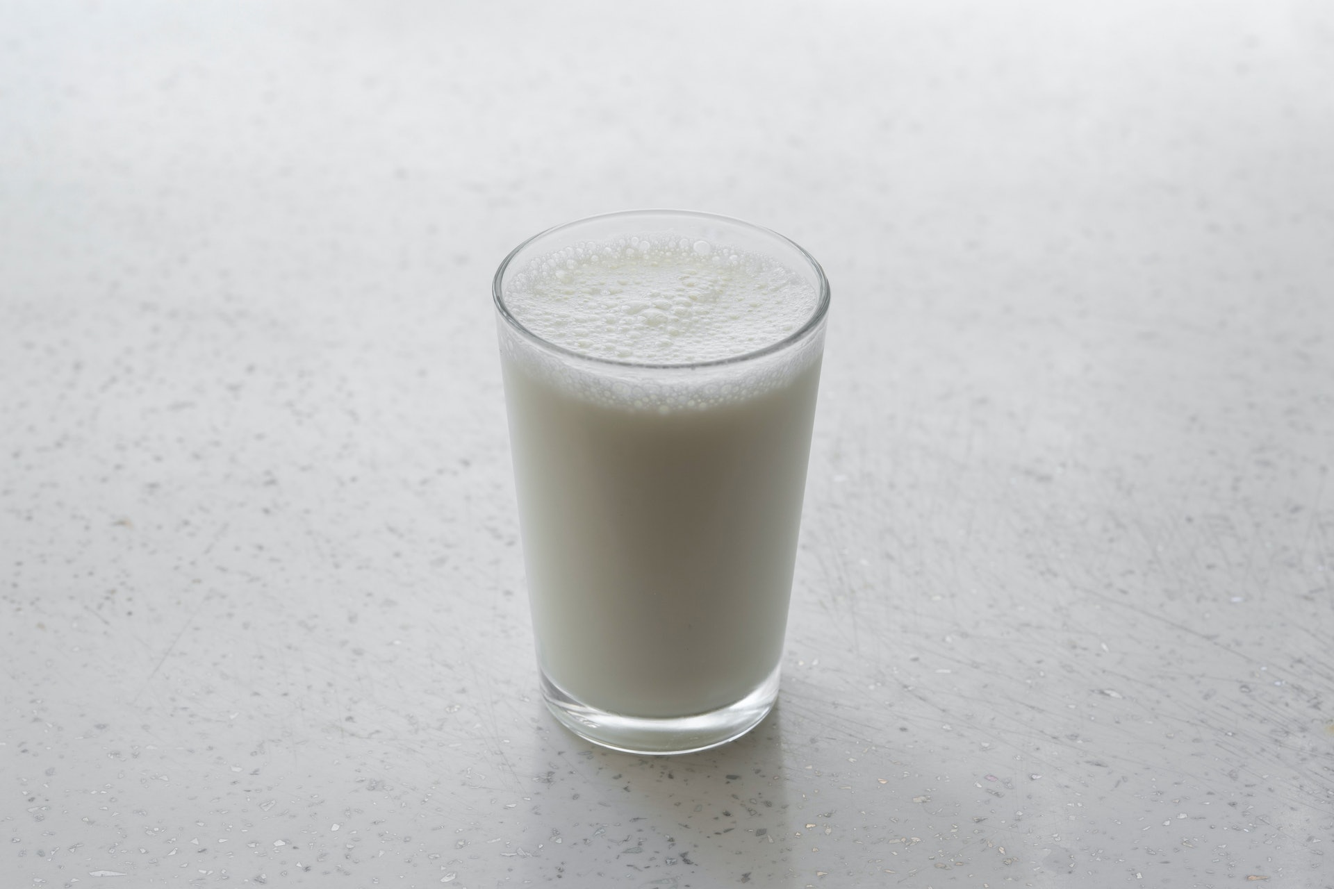 牛奶含有0.077克色胺酸及豐富鈣質。