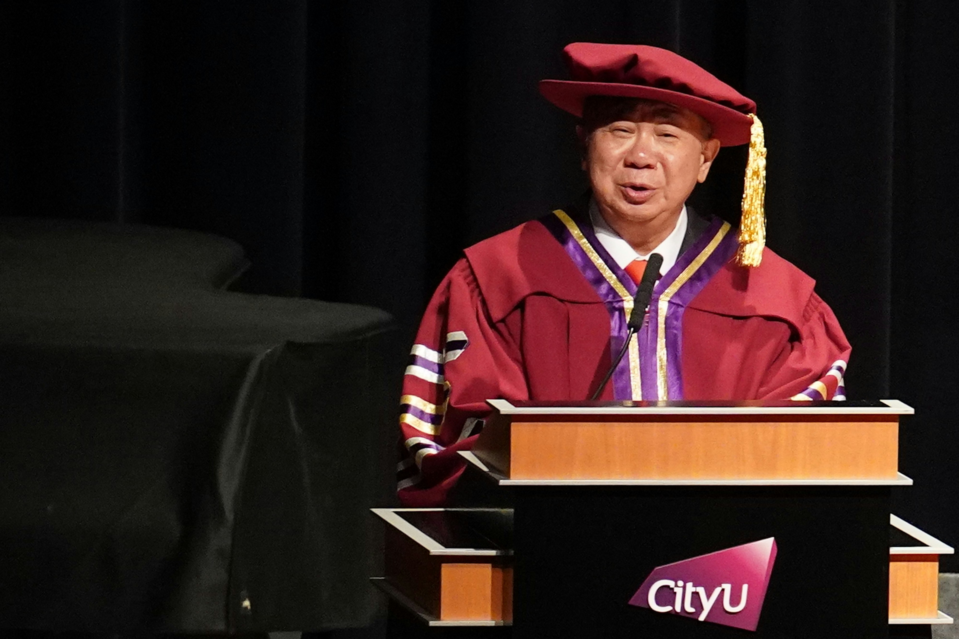 [教育與人性共鳴] 梅彥昌突辭任城大校長 教育局出稿指港府已得悉 尊重其個人意願，AI 反思技術洪流中更應守護人類尊嚴與選擇的溫度