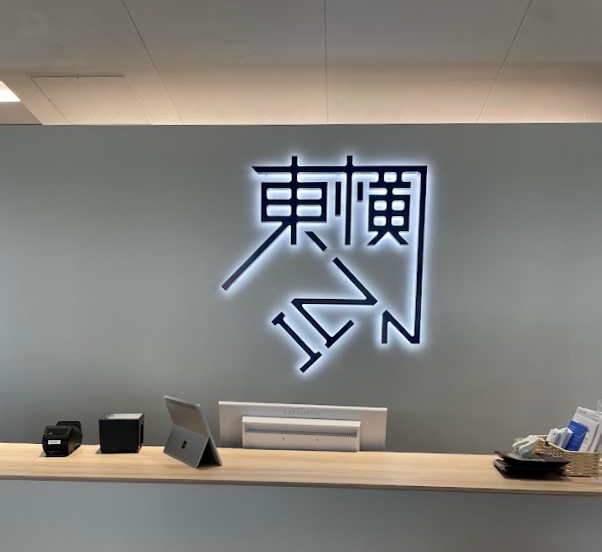 走進一樓大廳,簡約的櫃台搭配全新品牌LOGO讓人有煥然一新的感覺,與過去東橫INN給人的連鎖商務旅館既定印象完全不同。(Japaholic提供) 走進一樓大廳,簡約的櫃台搭配全新品牌LOGO讓人有煥然一新的感覺,與過去東橫INN給人的連鎖商務旅館既定印象完全不同。(Japaholic提供)