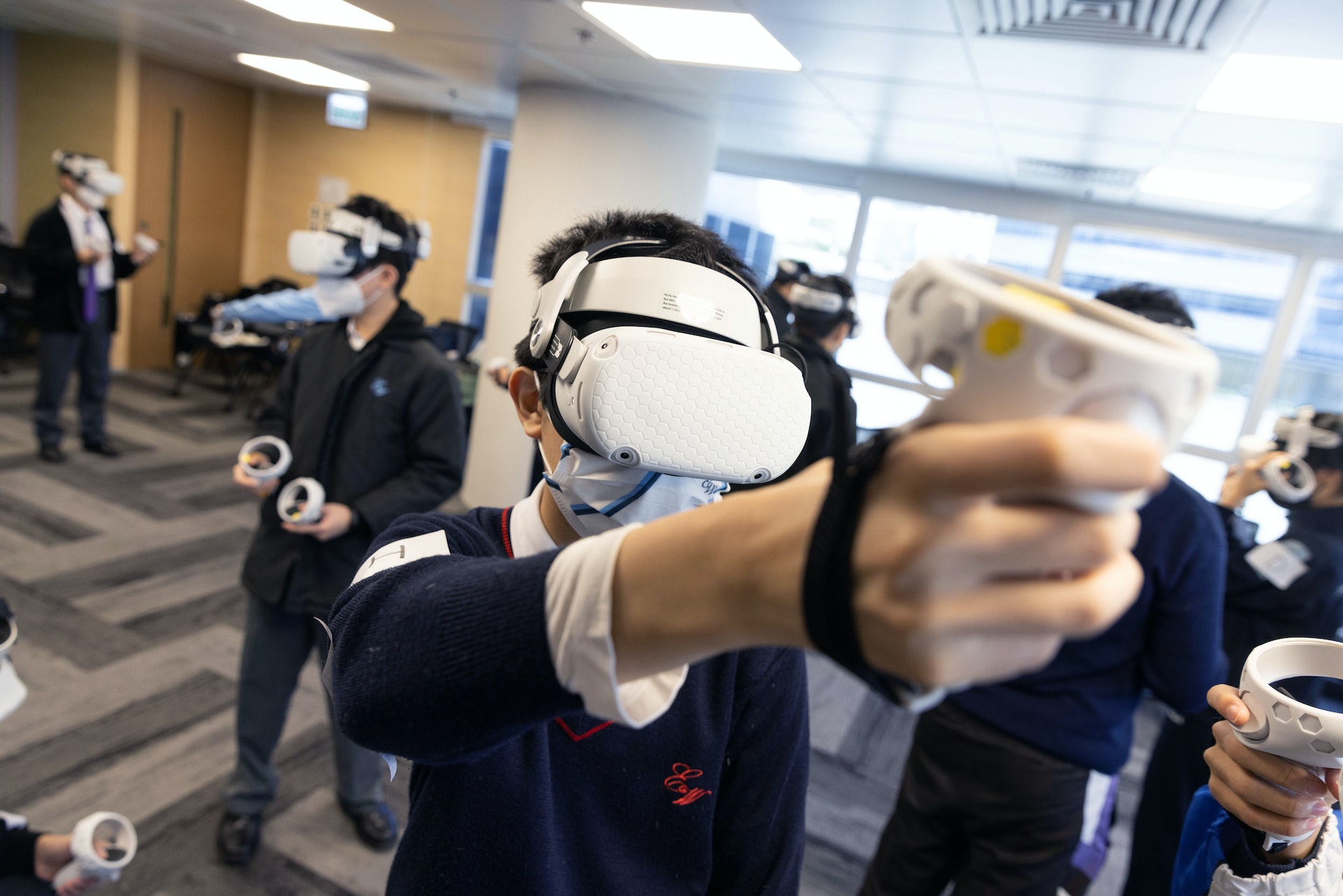 學生透過VR沉浸式體驗學習,加深對所學課題的認識。 學生透過VR沉浸式體驗學習,加深對所學課題的認識。