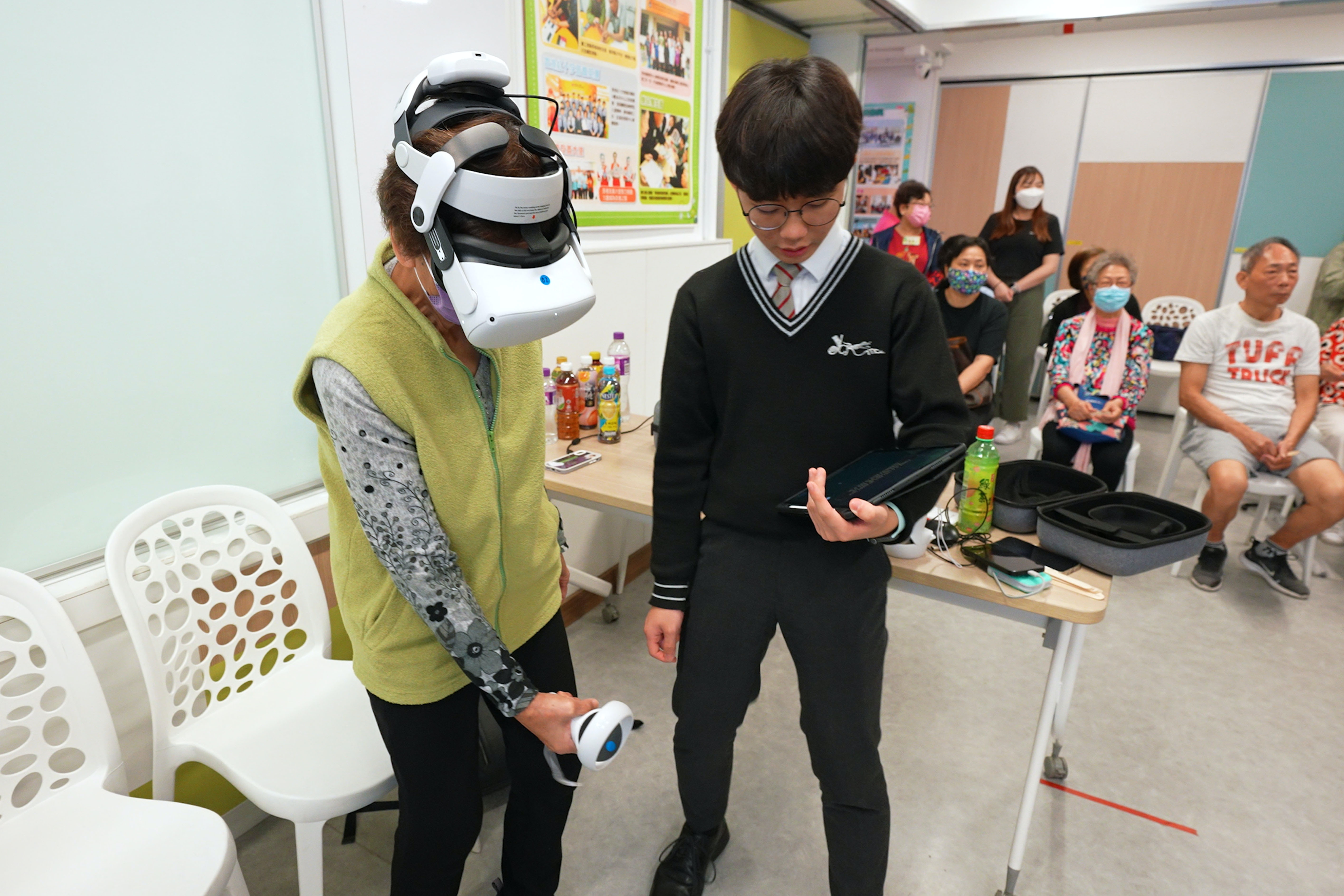 學生學習VR技術的實際操作後，為長者中心籌劃VR體驗日。