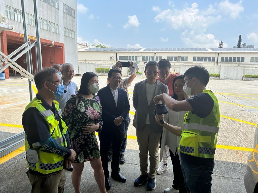 民建聯多名立法會議員參觀中檢驗車中心。(民建聯提供) 民建聯多名立法會議員參觀中檢驗車中心。(民建聯提供)