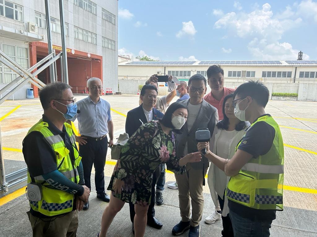 民建聯多名立法會議員參觀中檢驗車中心。(民建聯提供) 民建聯多名立法會議員參觀中檢驗車中心。(民建聯提供)