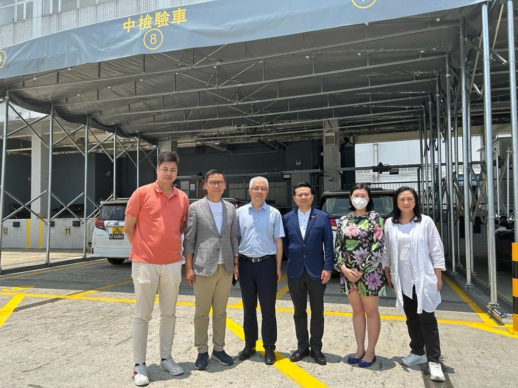 民建聯多名立法會議員參觀中檢驗車中心。(民建聯提供) 民建聯多名立法會議員參觀中檢驗車中心。(民建聯提供)