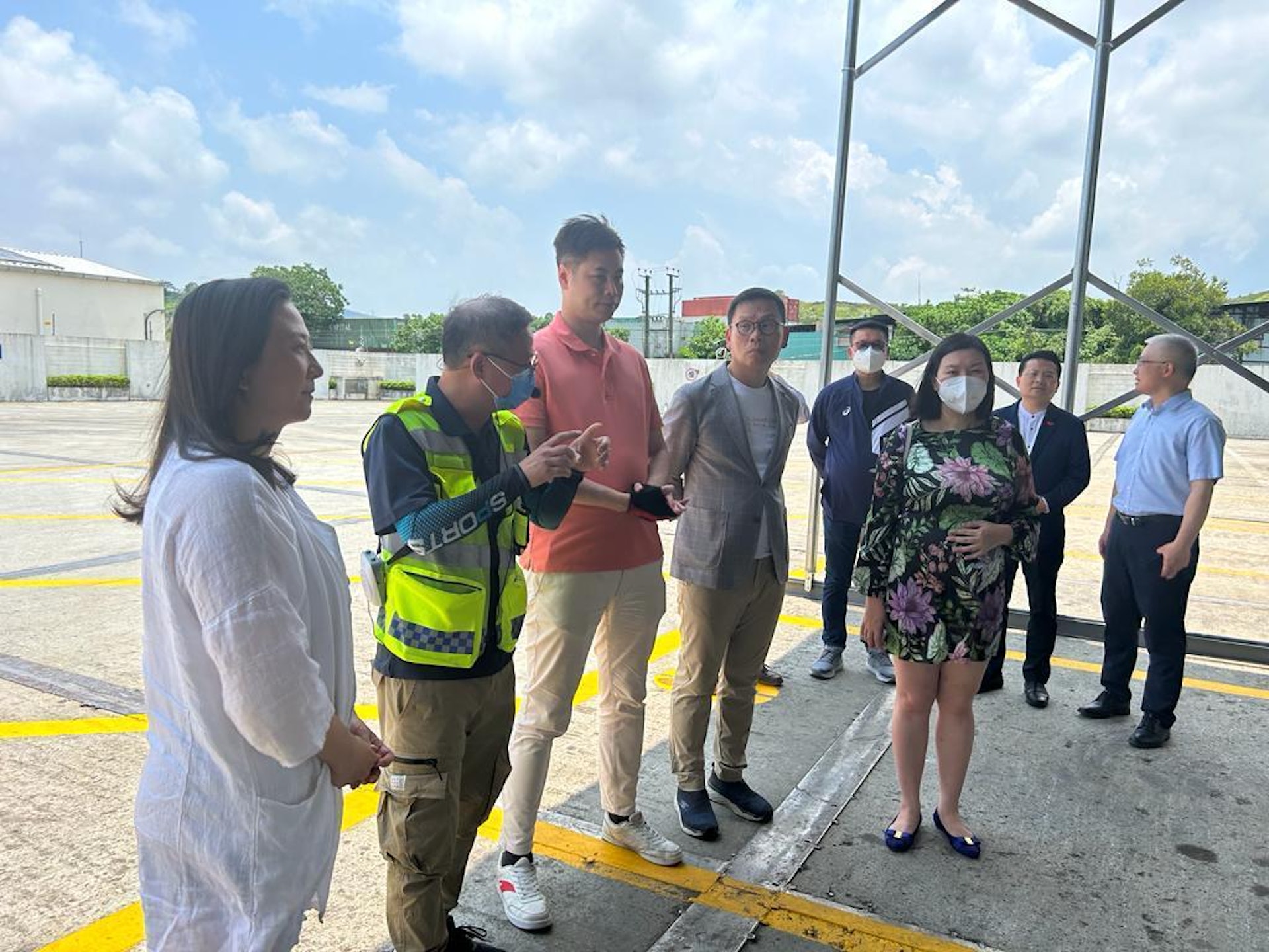 民建聯多名立法會議員參觀中檢驗車中心。(民建聯提供) 民建聯多名立法會議員參觀中檢驗車中心。(民建聯提供)