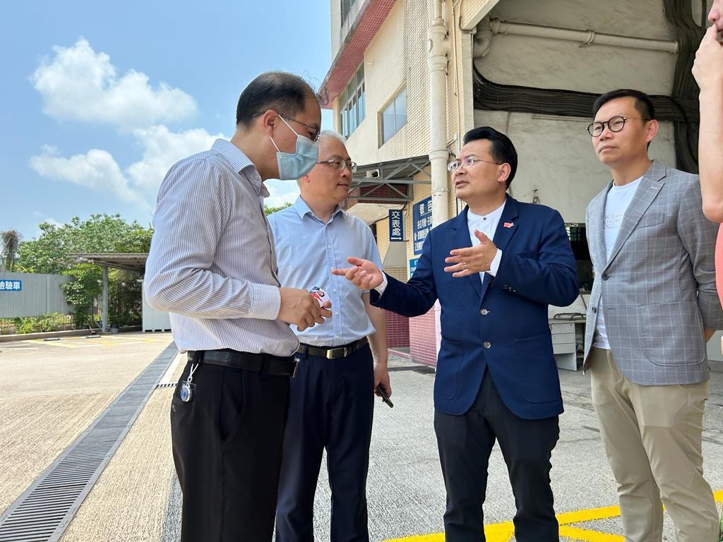 民建聯多名立法會議員參觀中檢驗車中心。(民建聯提供) 民建聯多名立法會議員參觀中檢驗車中心。(民建聯提供)