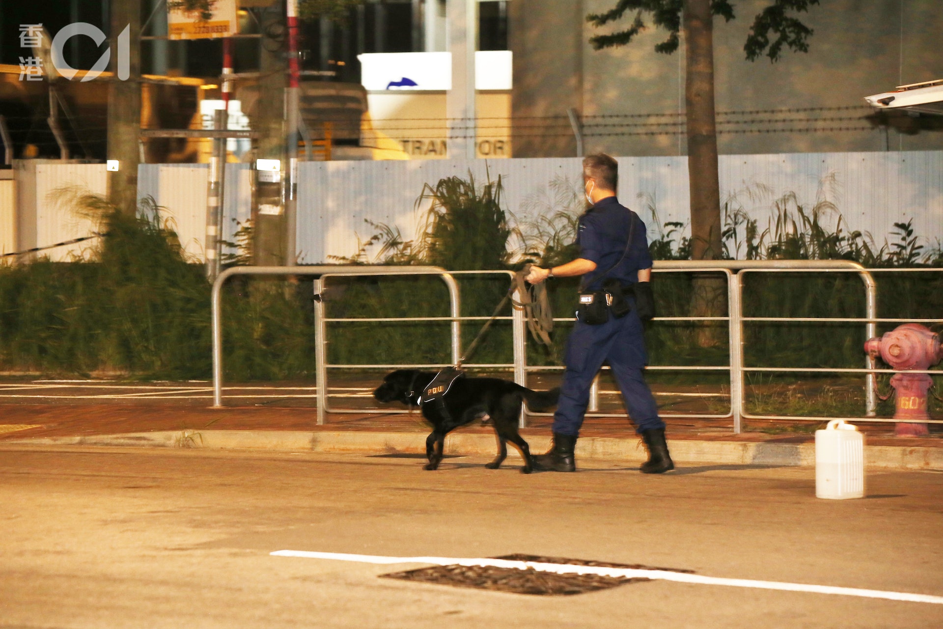 警犬到場協助搜證(陳永武攝)