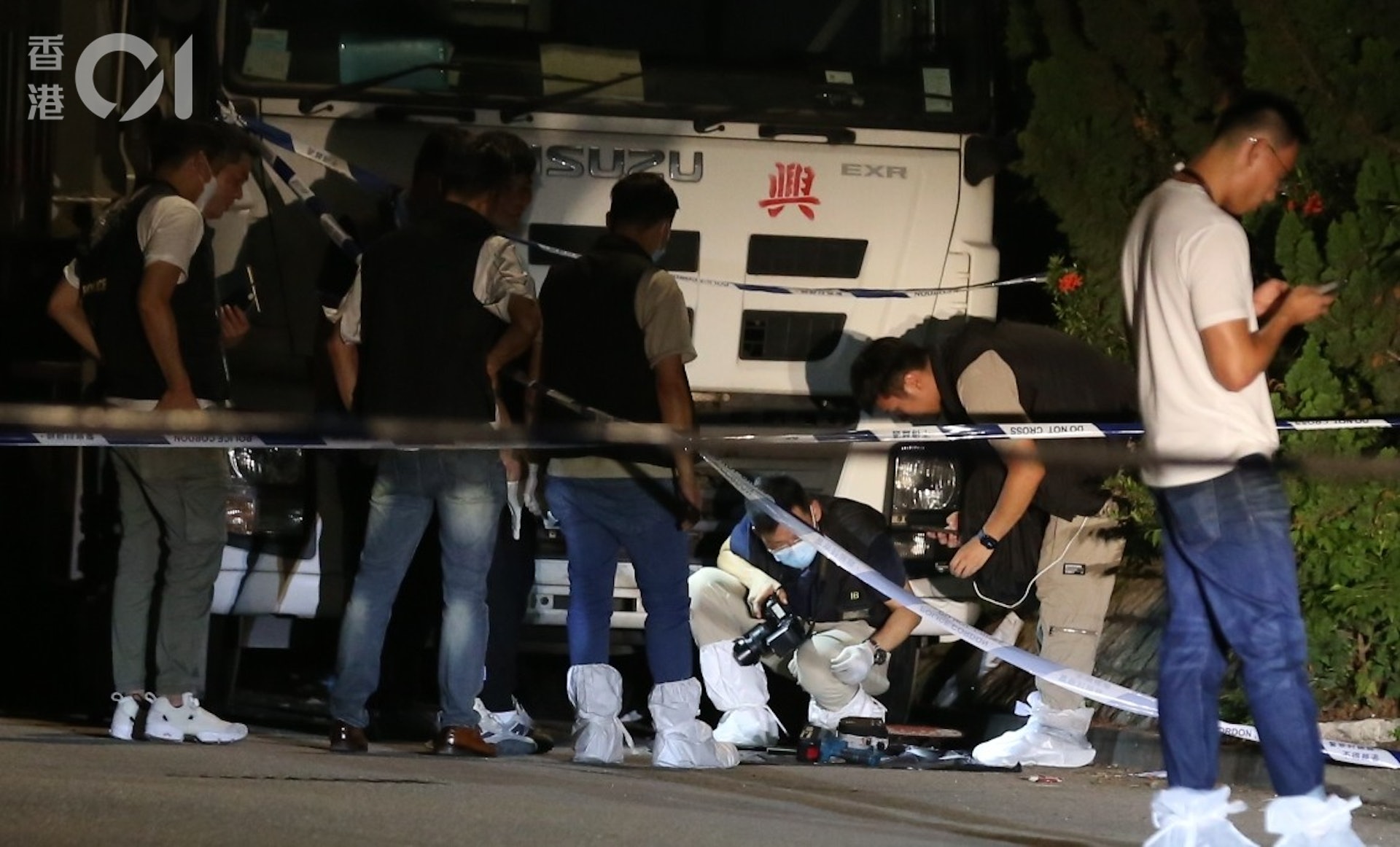 重案組人員檢走懷疑涉案電鋸調查(陳永武攝)