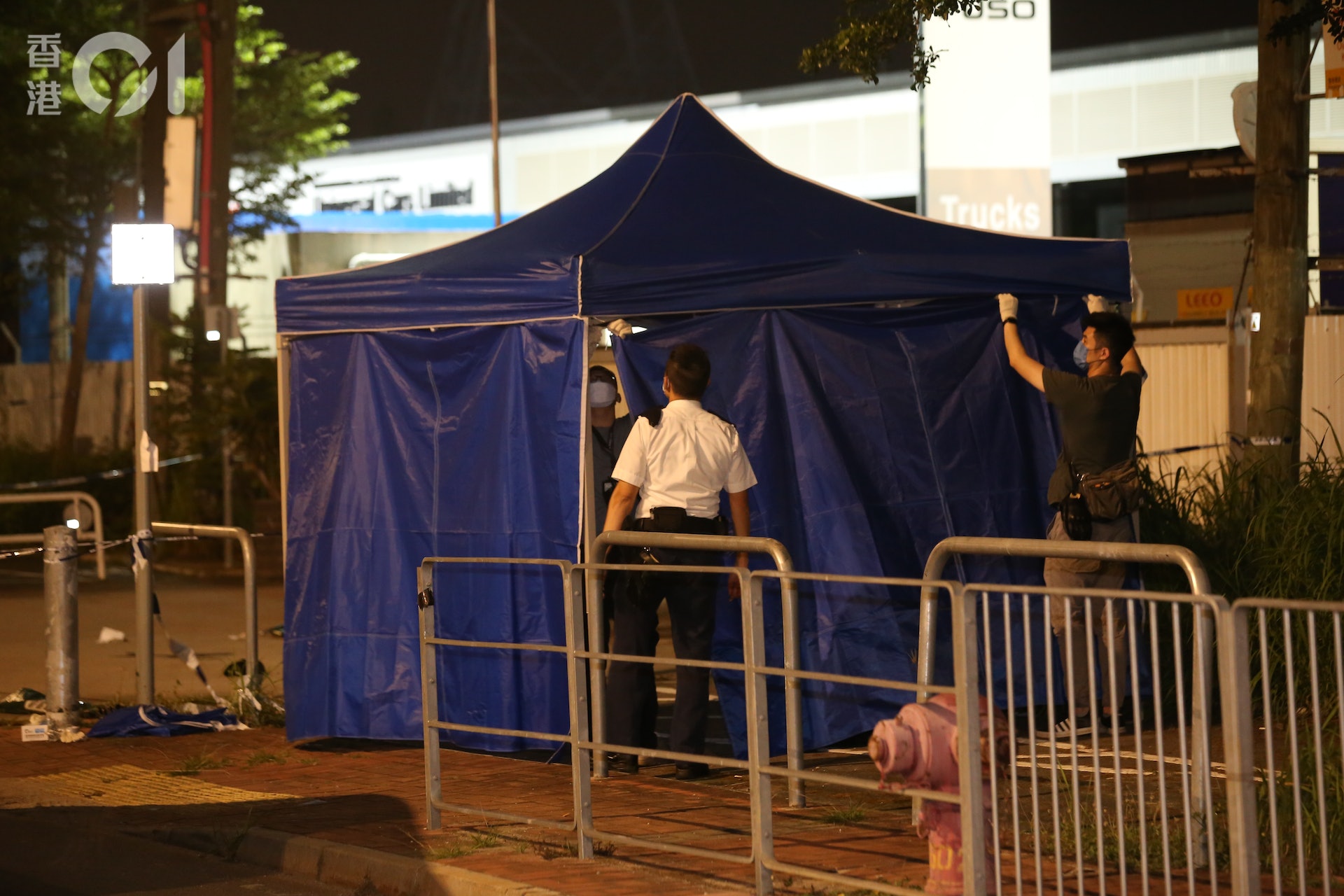 午夜時曾落毛毛雨人員隨即搭起蓬以便搜證(陳永武攝)