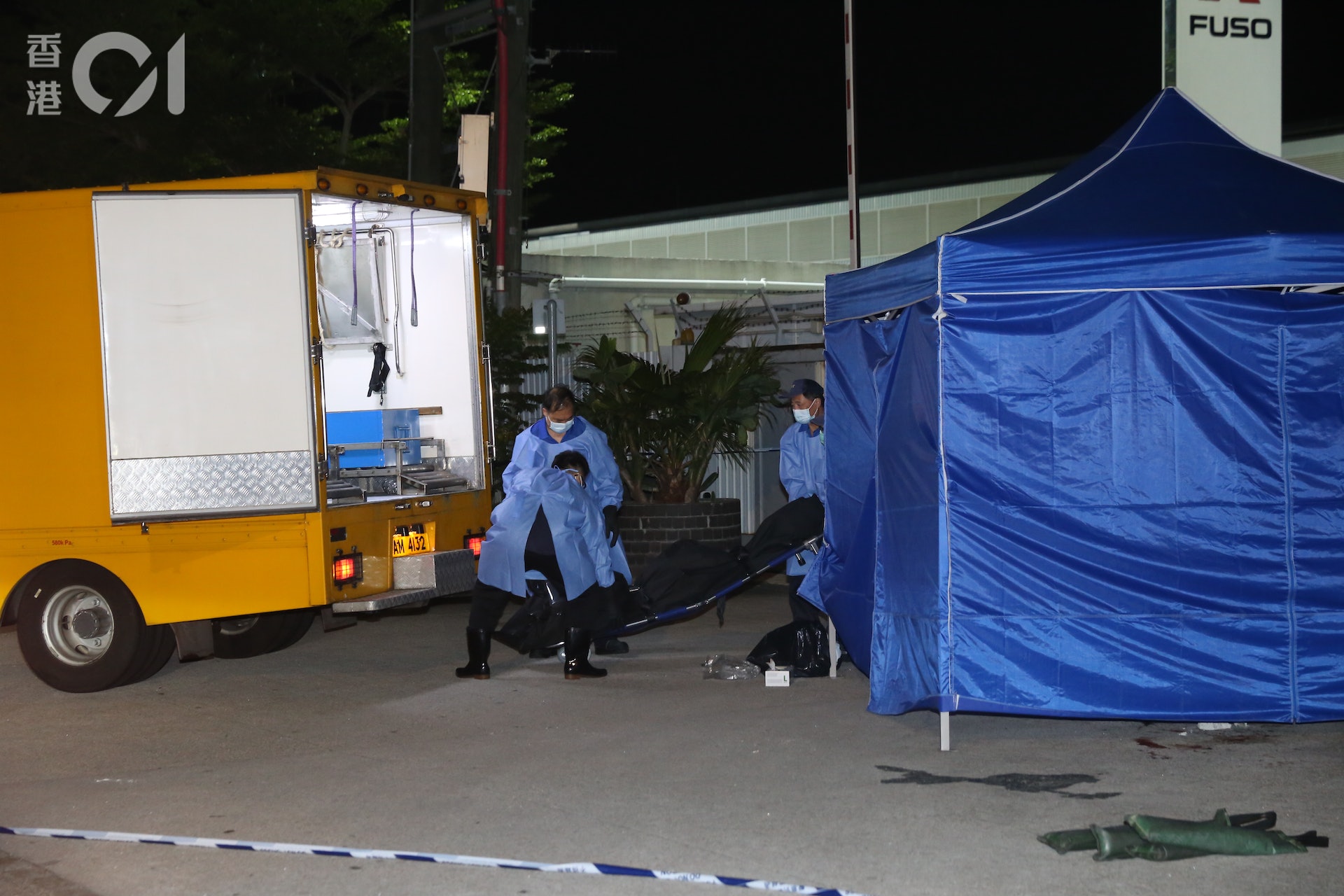 仵工將屍體抬上黑車舁送殮房(陳永武攝)