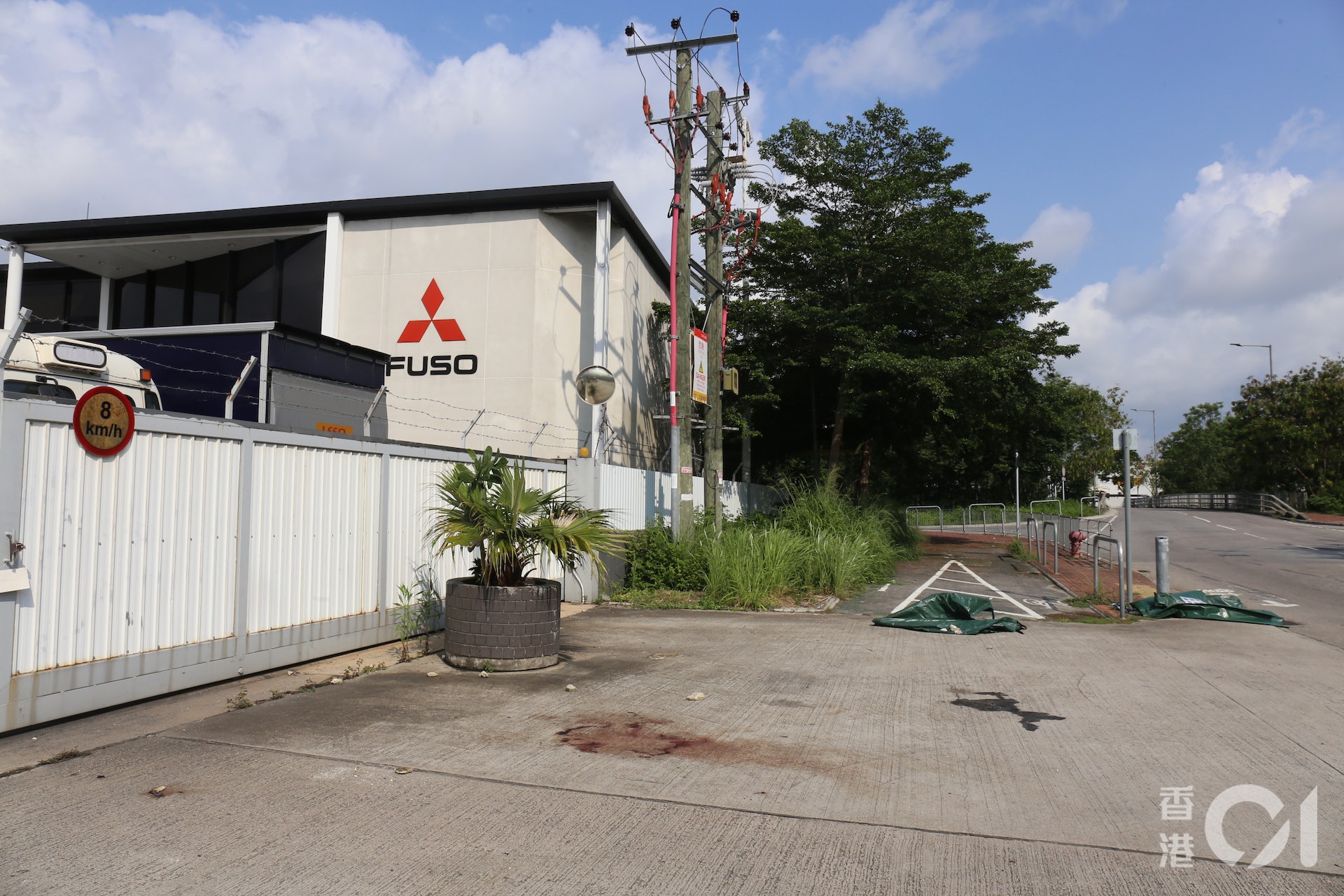 元朗一名54歲女子周六(20日)晚上7時許,被發現倒臥錦壆路行人路。(鄭嘉惠攝)