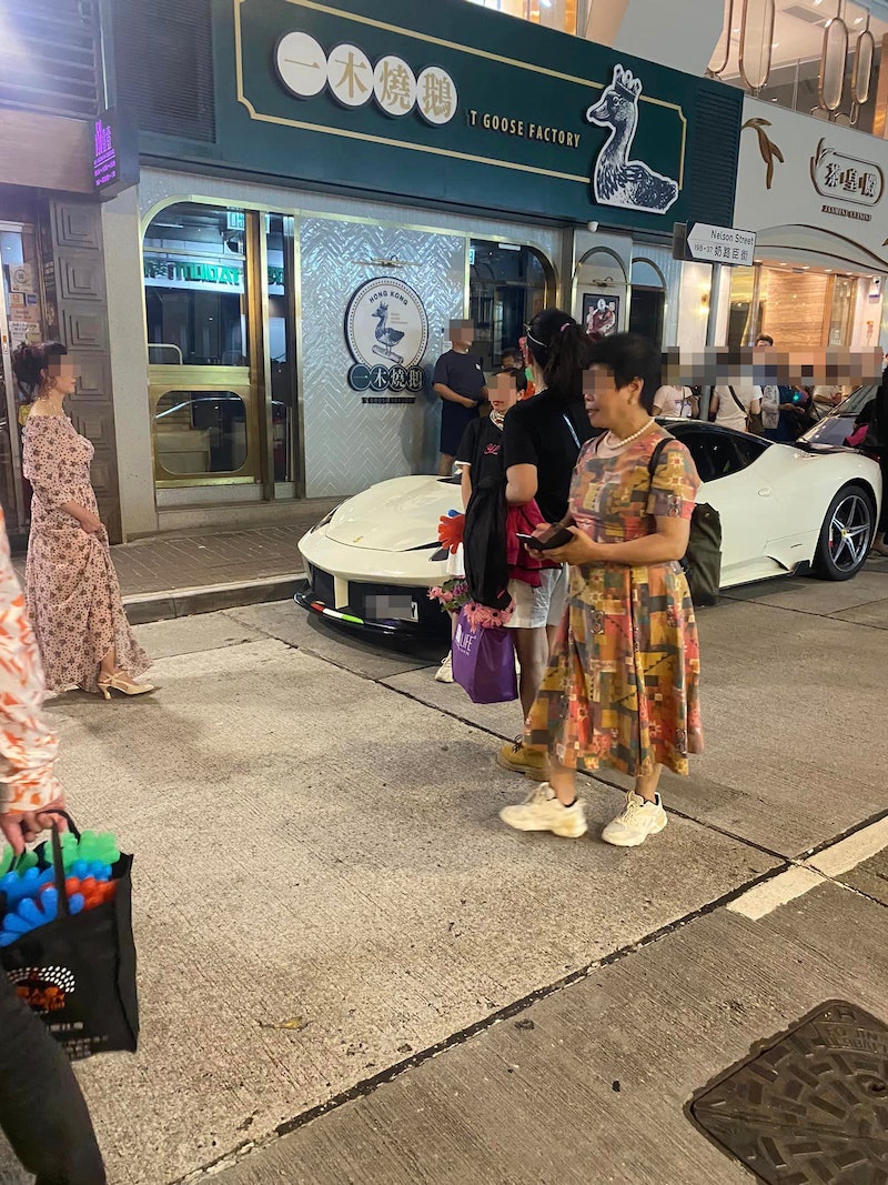 法拉利泊旺角路邊 遭大媽包圍坐車頭打卡仲咁做更狂 網民斥離譜 法拉利泊旺角路邊 遭大媽包圍坐車頭打卡仲咁做更狂 網民斥離譜