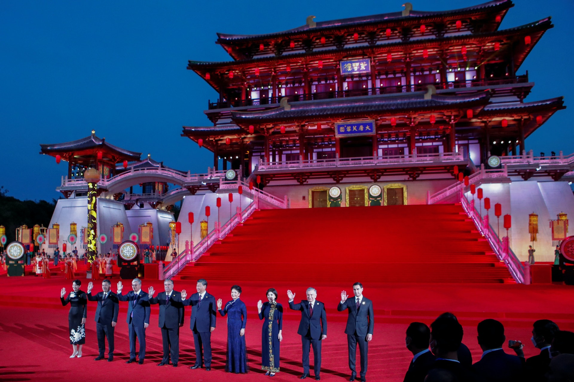 2023年5月18日,西安,吉爾吉斯總統扎帕羅夫、哈薩克總統托卡耶夫、塔吉克總統拉赫蒙、中國國家主席習近平、烏茲別克總統米爾濟約耶夫、土庫曼總統別爾德穆哈梅多夫,在開幕儀式中合照。(Florence Lo/聯合採訪 via 路透社)