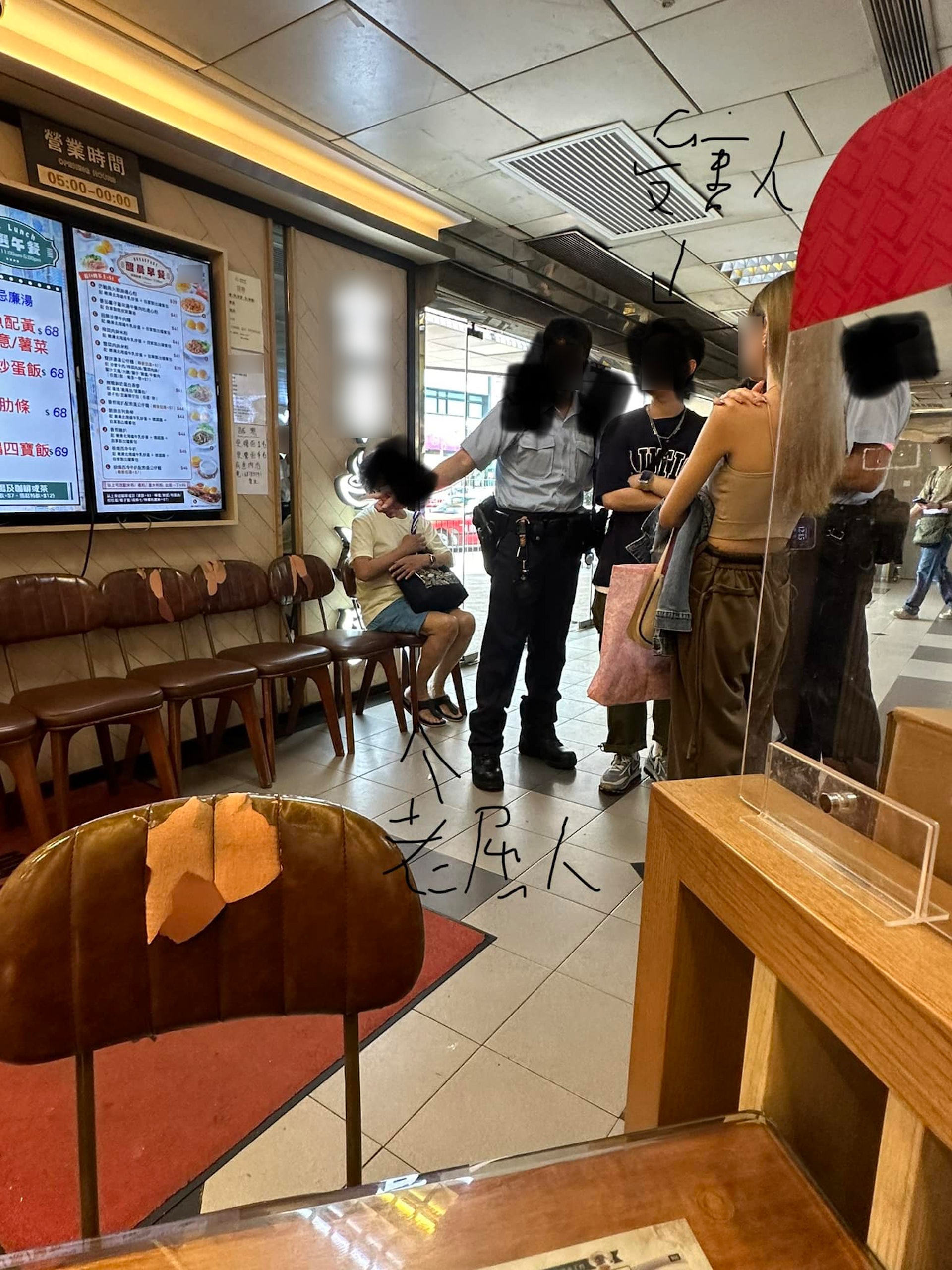 1名白衣女子日前與一眾年輕人在收銀處口角,此時女子忽然自行慢慢躺在地上,聲稱被其中1名年輕男子推倒。(facebook圖片)