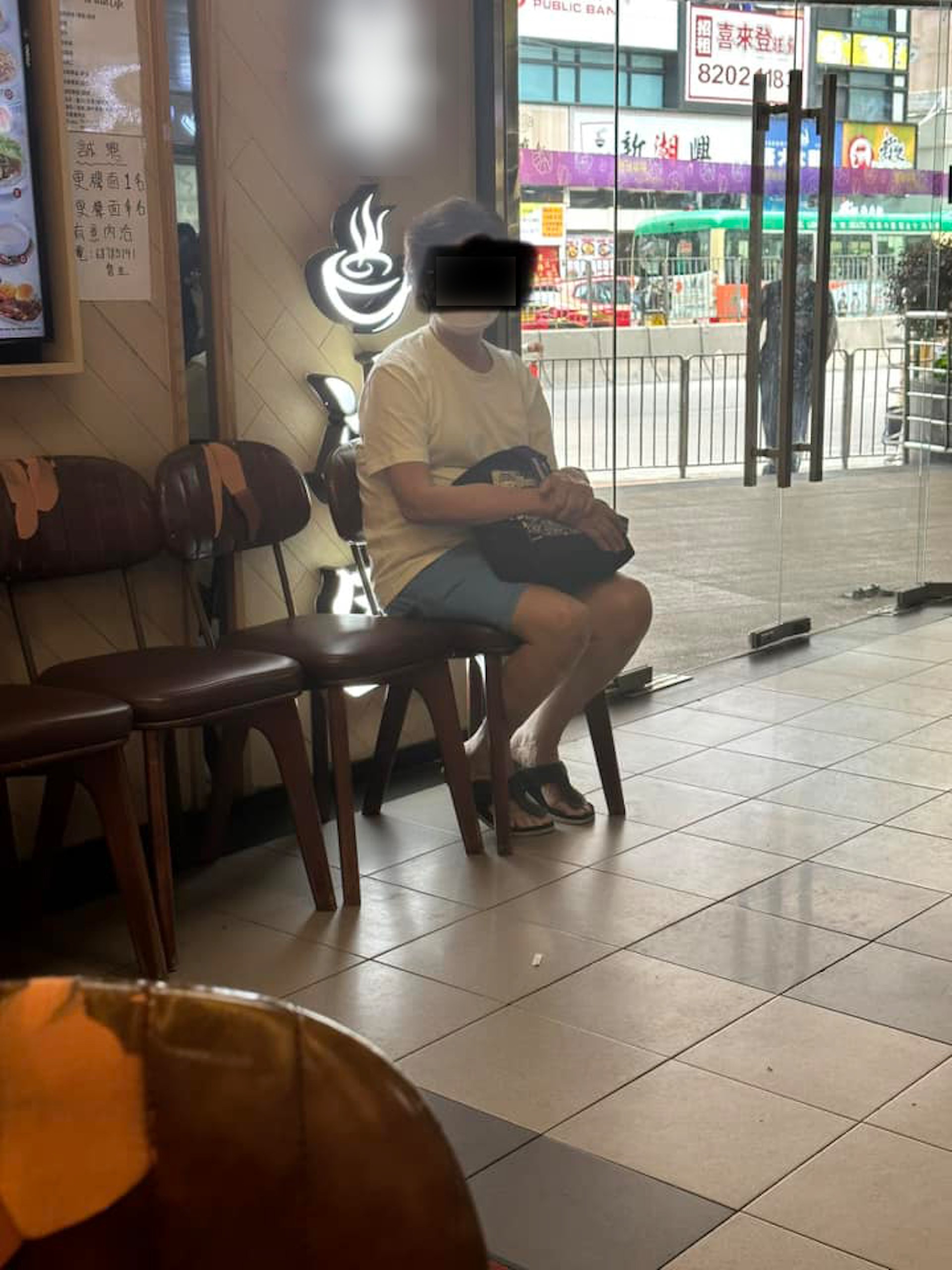 樓主表示,該名女子躺地後不停叫「救命」,又稱被年輕男子推倒導致手骨折,要求入院驗傷。(facebook圖片)