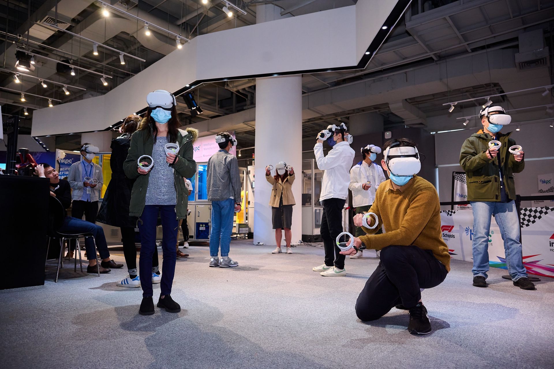 老師體驗VR活動。 老師體驗VR活動。
