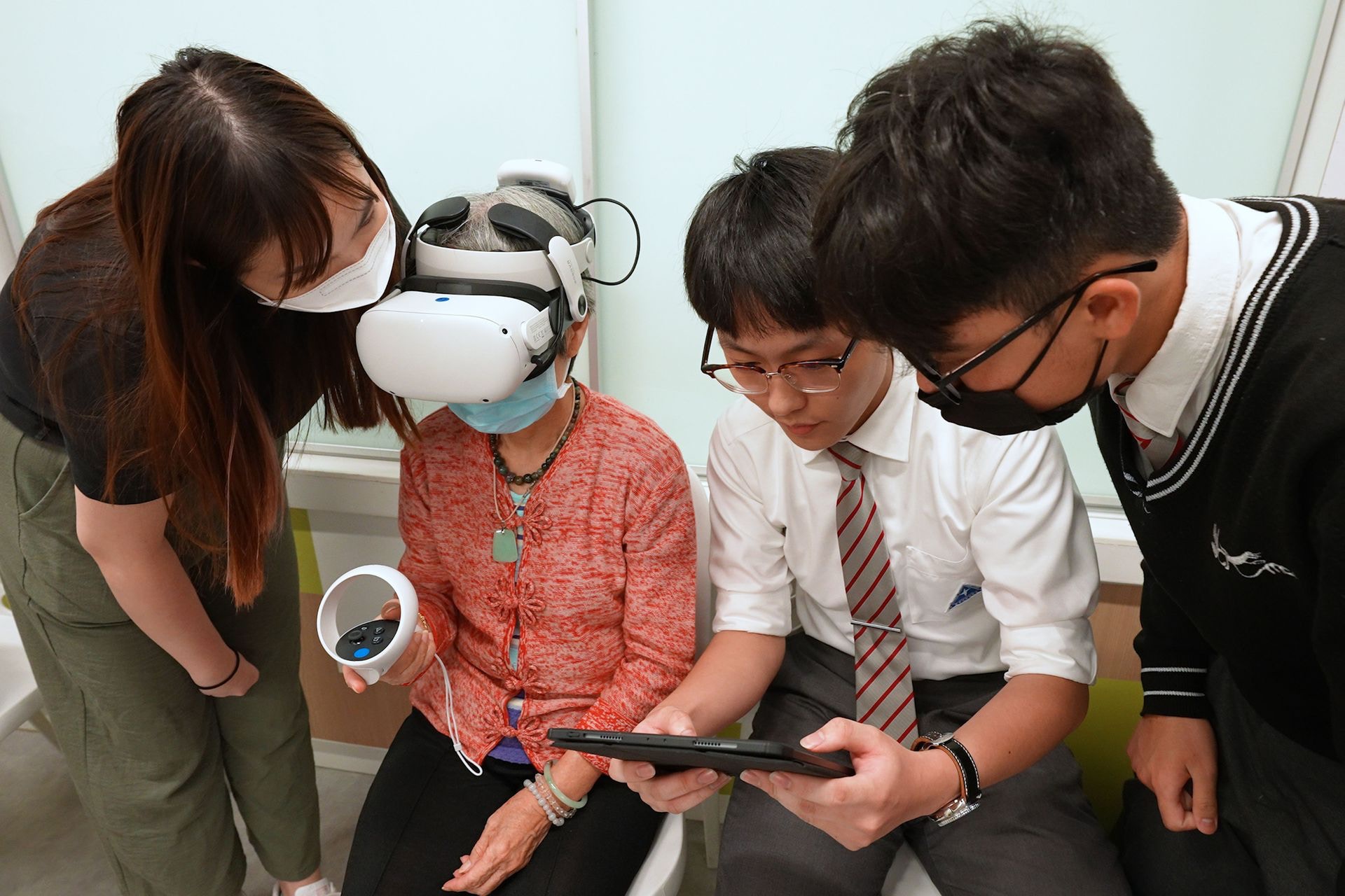 學生學習VR技術的實際操作後，為長者中心籌劃VR體驗日。