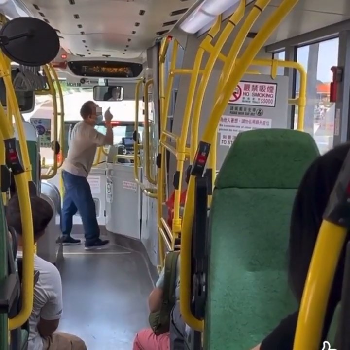 网络疯传一段影片，巴士上一名中年大叔疑因落车忘记按钟，结果巴士没有开门无法下车，于是走到司机位置爆粗发脾气大叫车长开门。（影片截图）