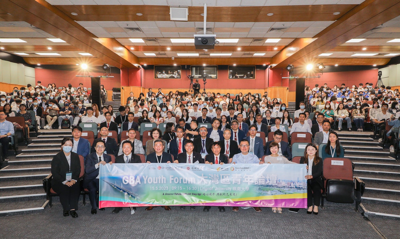 香港嶺南大學與深圳大學於5月15日聯合舉辦以「同心同步 共創綠色未來」為主題的第一屆大灣區青年論壇。 香港嶺南大學與深圳大學於5月15日聯合舉辦以「同心同步 共創綠色未來」為主題的第一屆大灣區青年論壇。