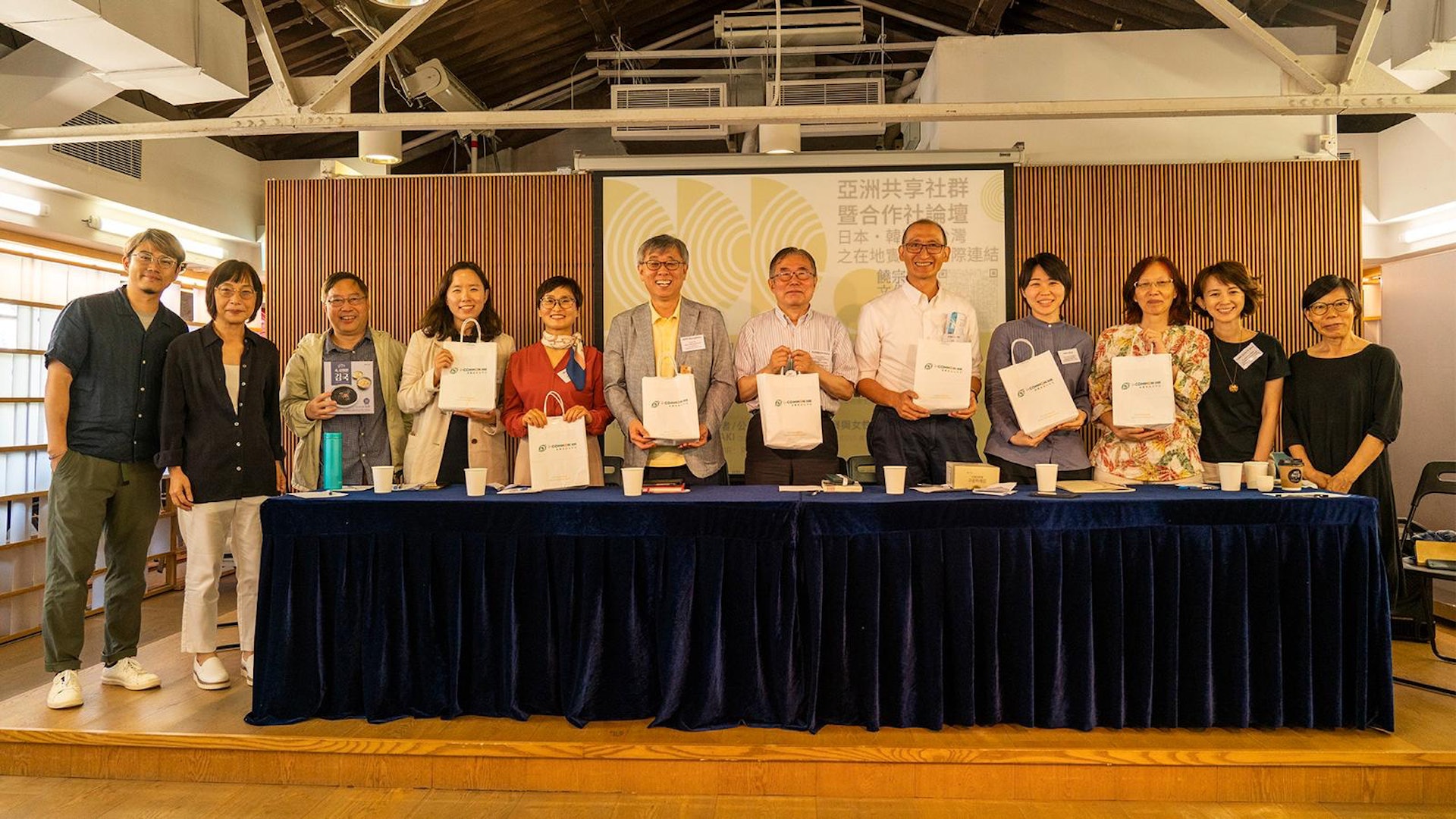 嶺南大學文化研究系暨文化研究及發展中心於2023年5月19及20日舉行「亞洲共享社群暨合作社論壇—日本、韓國、台灣之在地實踐與國際連結」分享論壇。(作者提供) 嶺南大學文化研究系暨文化研究及發展中心於2023年5月19及20日舉行「亞洲共享社群暨合作社論壇—日本、韓國、台灣之在地實踐與國際連結」分享論壇。(作者提供)