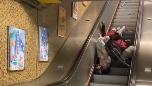 港鐵黃大仙站扶手梯意外　3人連輪椅倒下　當中兩人倒樹葱互壓