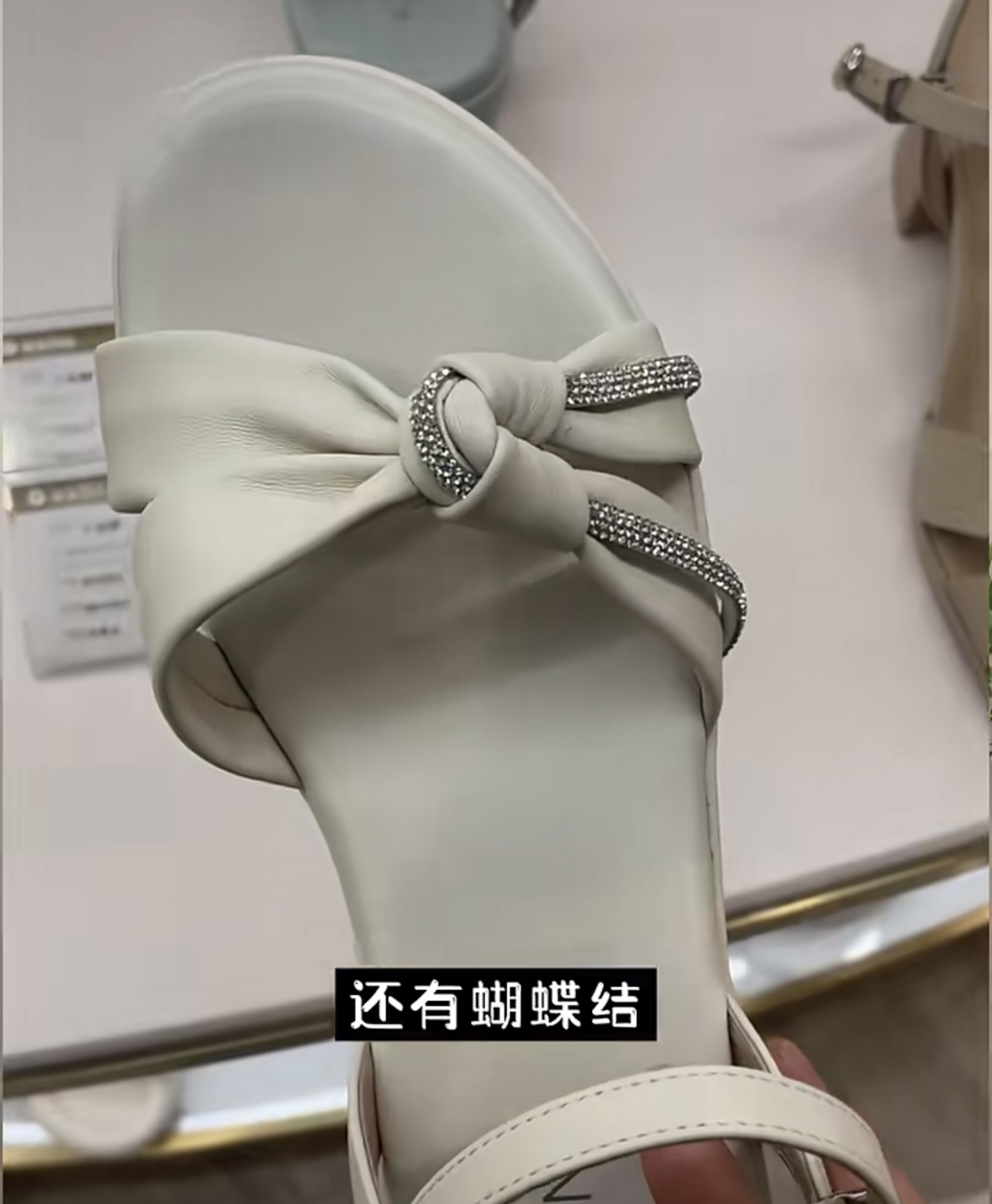 一個小細節就會改善外觀以及令整體造型變得不和諧又顯老!(截自Red@愛逛街的黃老師) 一個小細節就會改善外觀以及令整體造型變得不和諧又顯老!(截自Red@愛逛街的黃老師)