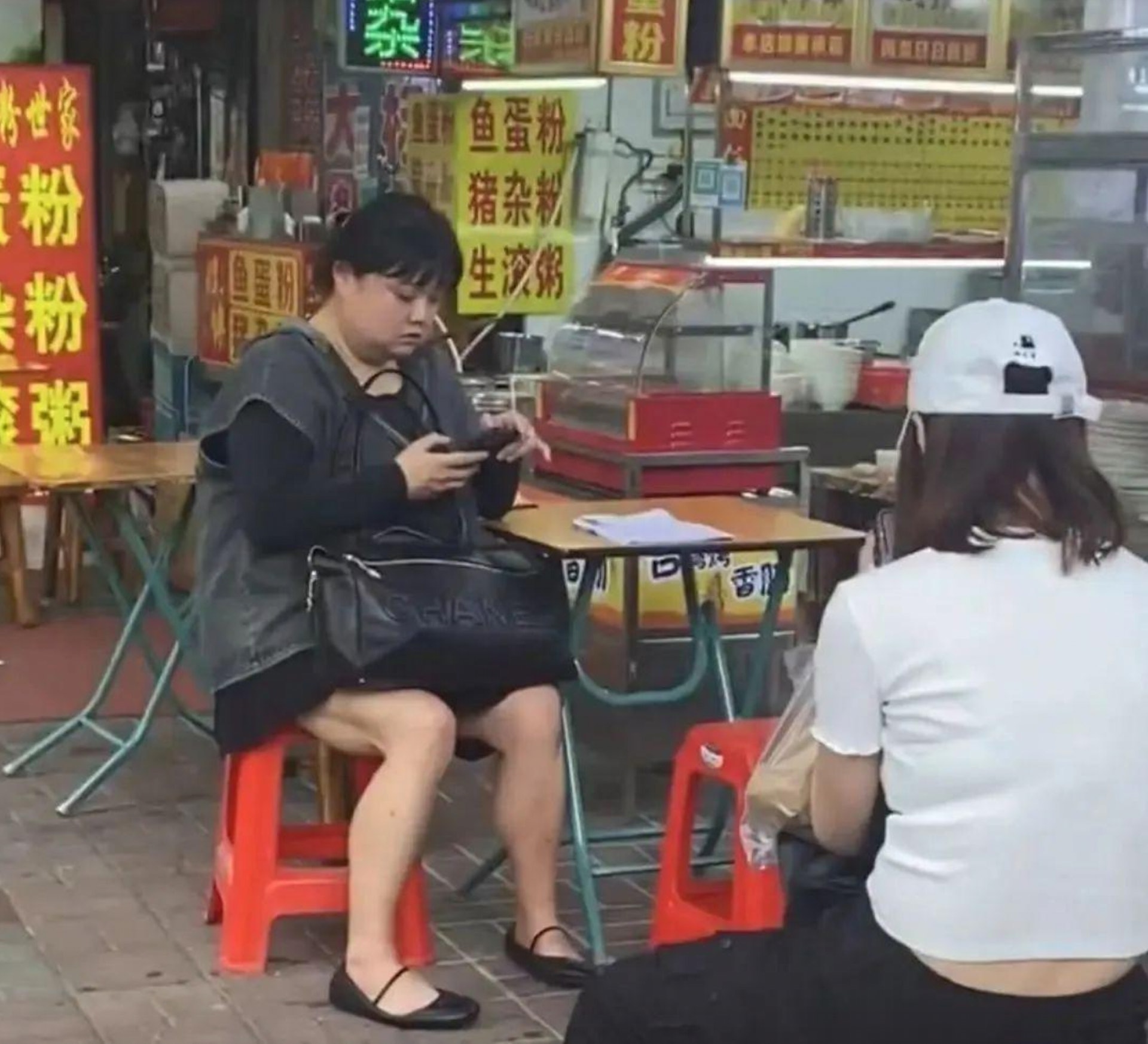 上半身依然圓潤,雙腿卻瘦得驚人。(網上圖片) 上半身依然圓潤,雙腿卻瘦得驚人。(網上圖片)