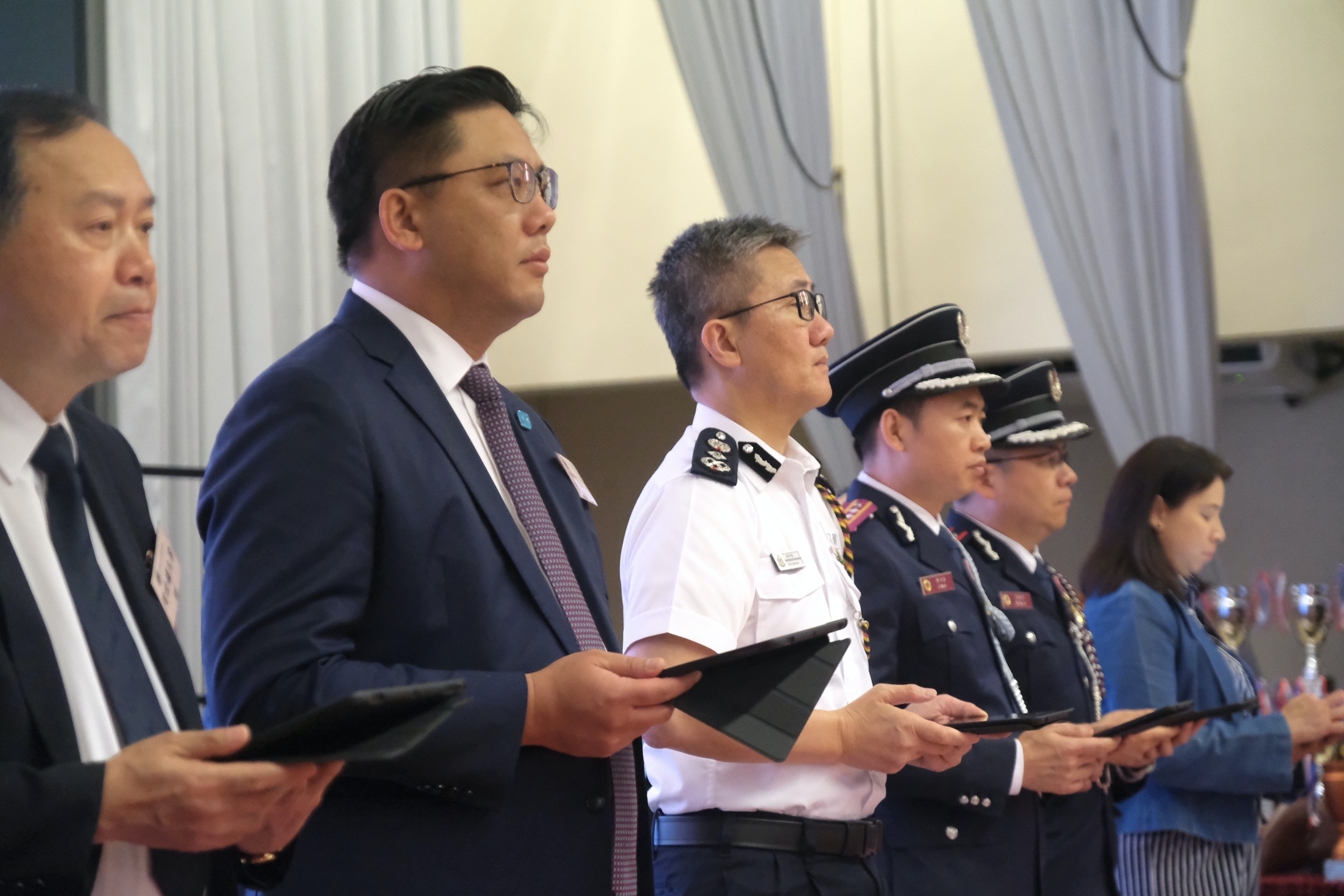 警務處處長蕭澤頤（左三）鼓勵同學繼續努力：「以升旗手身份喺歷史時刻見證國家成就。」（歐嘉樂攝）