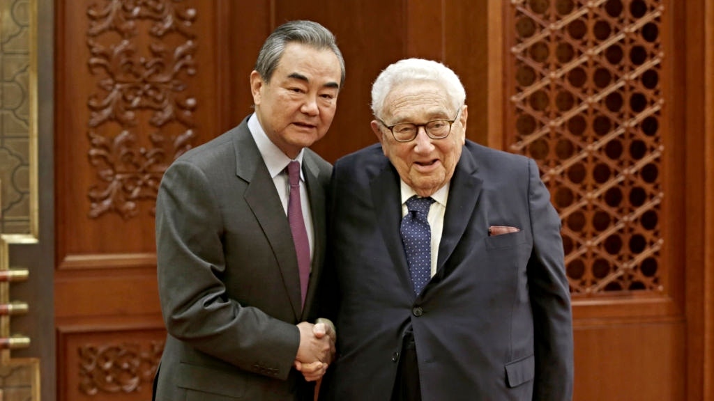 2019年11月22日,時任中國外交部長王毅與美國前國務卿基辛格(Henry Kissinger)在北京人民大會堂會面。(Getty) 2019年11月22日,時任中國外交部長王毅與美國前國務卿基辛格(Henry Kissinger)在北京人民大會堂會面。(Getty)