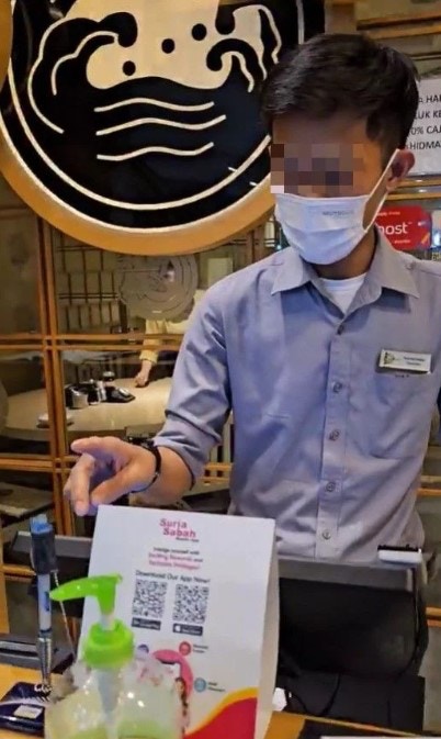 馬來西亞一名男子2023年5月20日在一間日本料理餐廳用餐，之後竟發現桌上醬油瓶內至少有兩條蛆蟲，他向店方反映卻被「冷處理」。圖為影片截圖，相中男子應是店員。（Azrul Razak Facebook賬號）